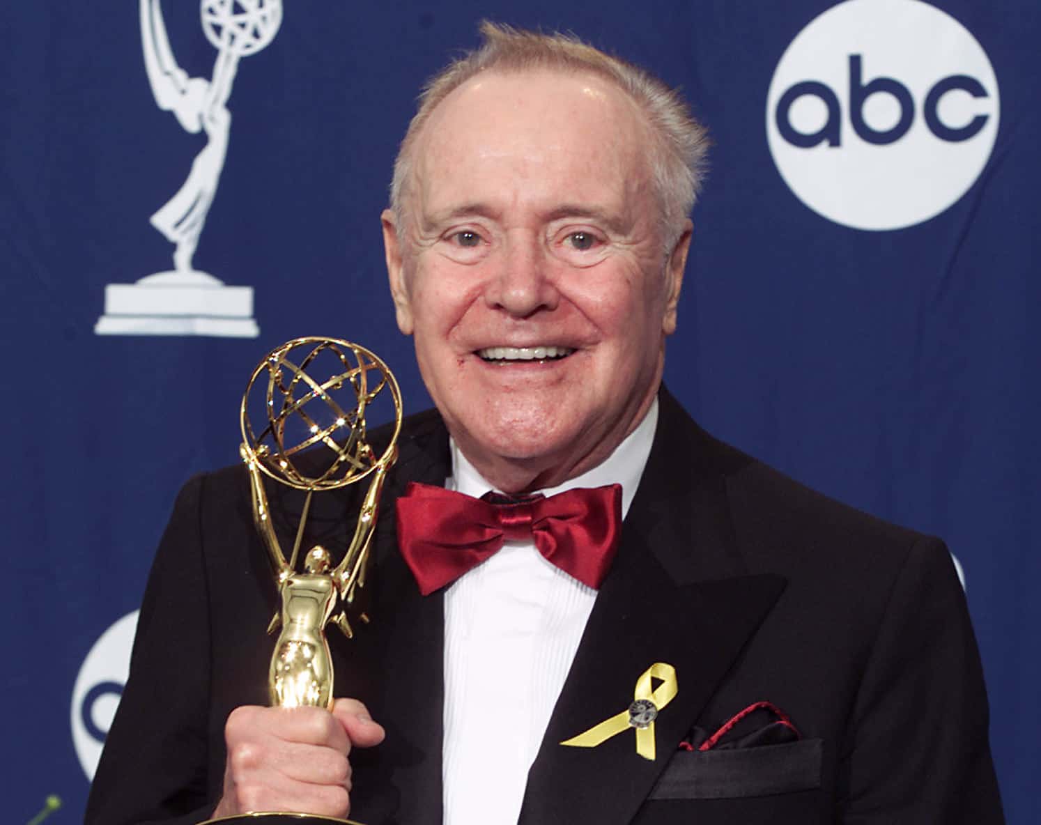 Jack Lemmon with his award for Outstanding Lead Actor in a Miniseries or Movie for 'Tuesday's with Maury'