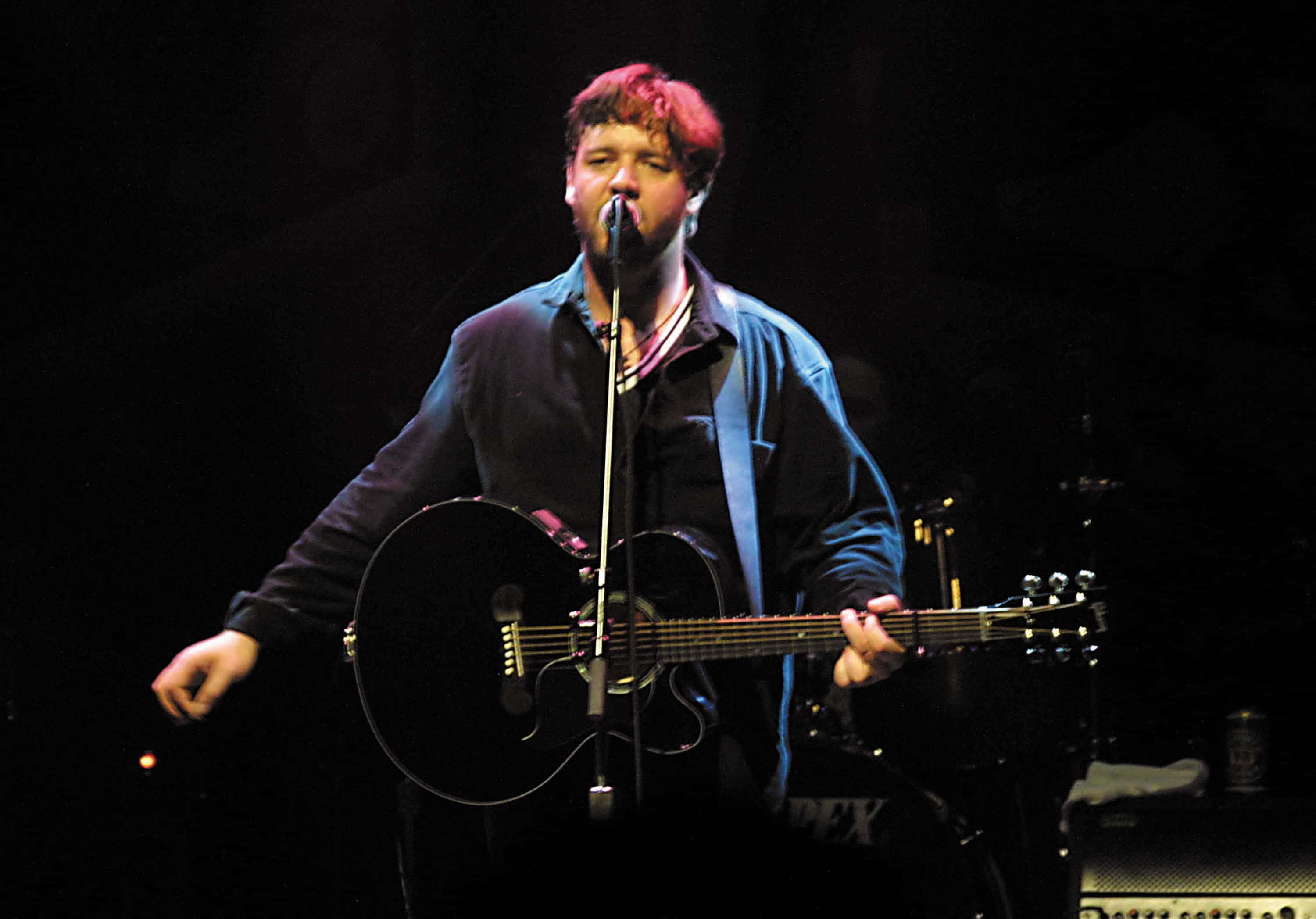  Russell Crowe Performs with Band