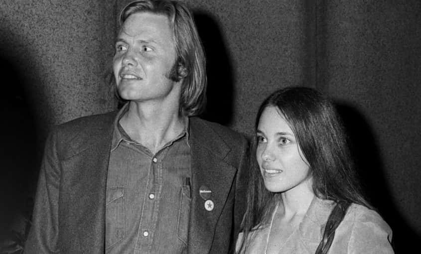 The Truth Behind Angelina Jolie&rsquo;s Feud With Her Famous Dad - Factinate