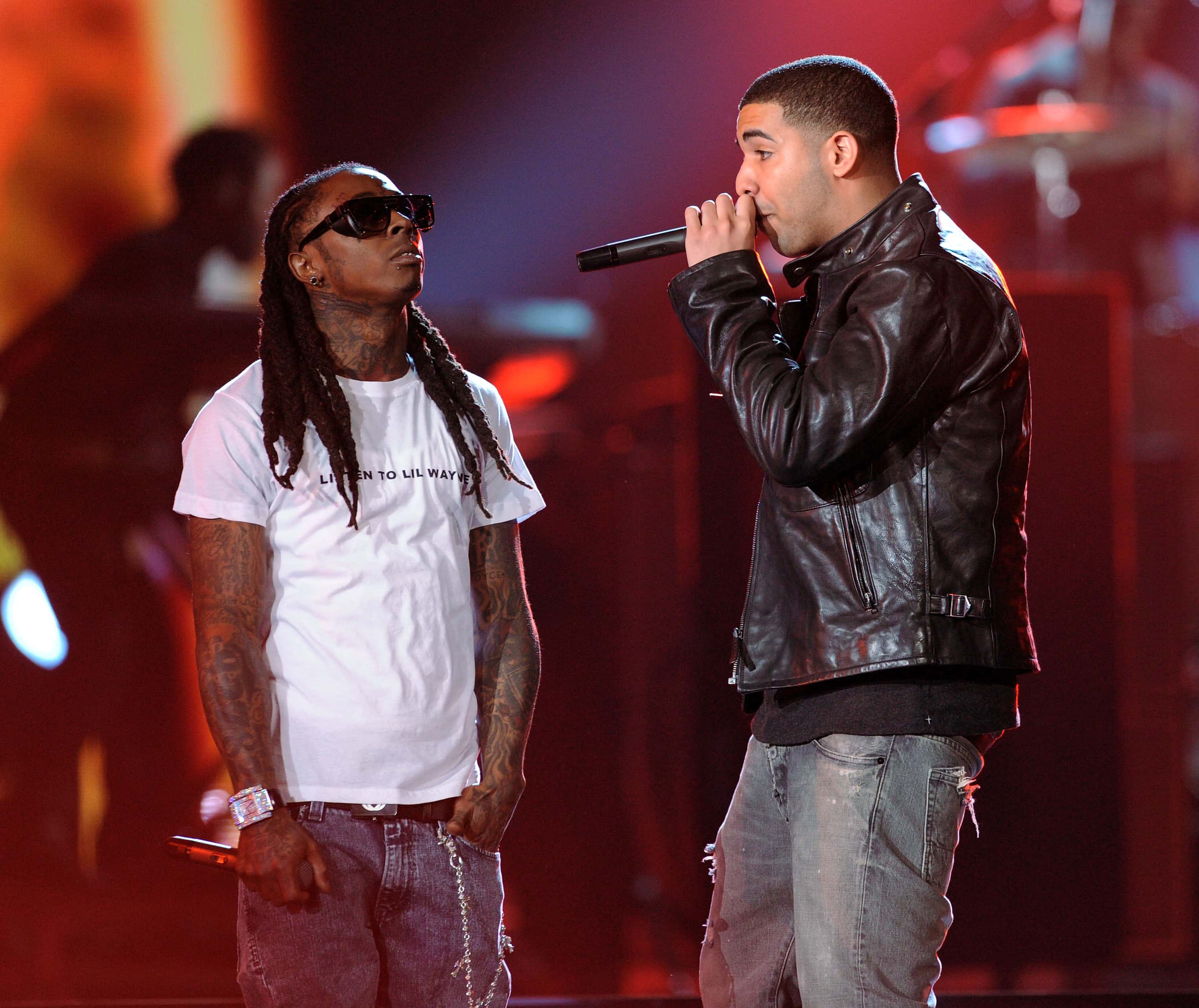 Rappers Lil Wayne (L) and Drake perform onstage 