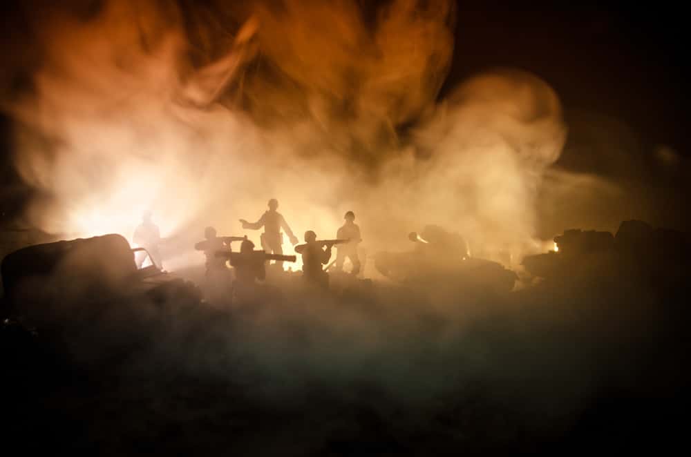 Shutterstock_644416837 War Concept. Military silhouettes fighting scene on war fog sky background, World War Soldiers Silhouettes Below Cloudy Skyline At night. Attack scene. Armored vehicles. Tanks battle - Image
