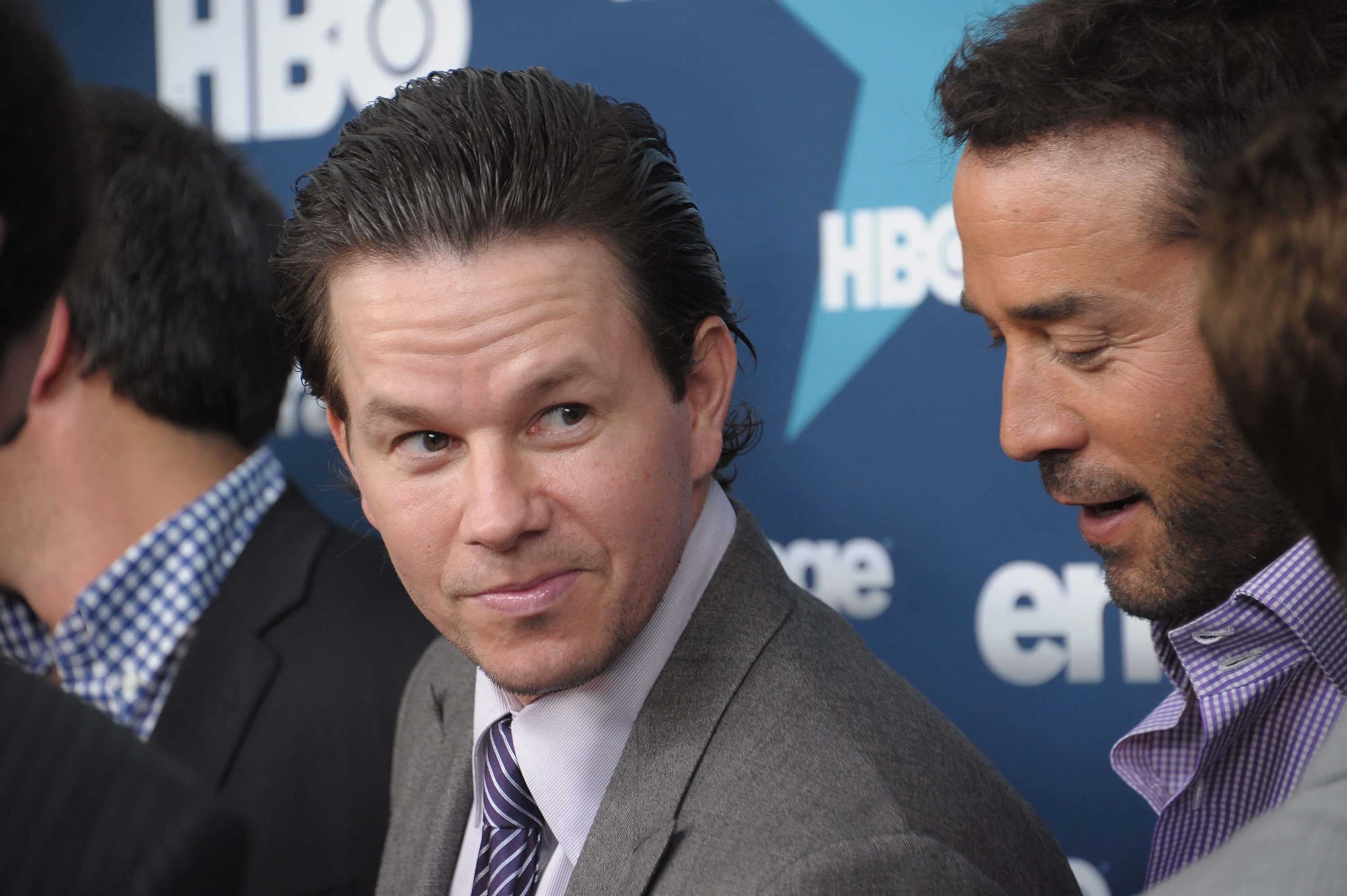 Actors Mark Wahlberg (L) and Jeremy Piven attend the 