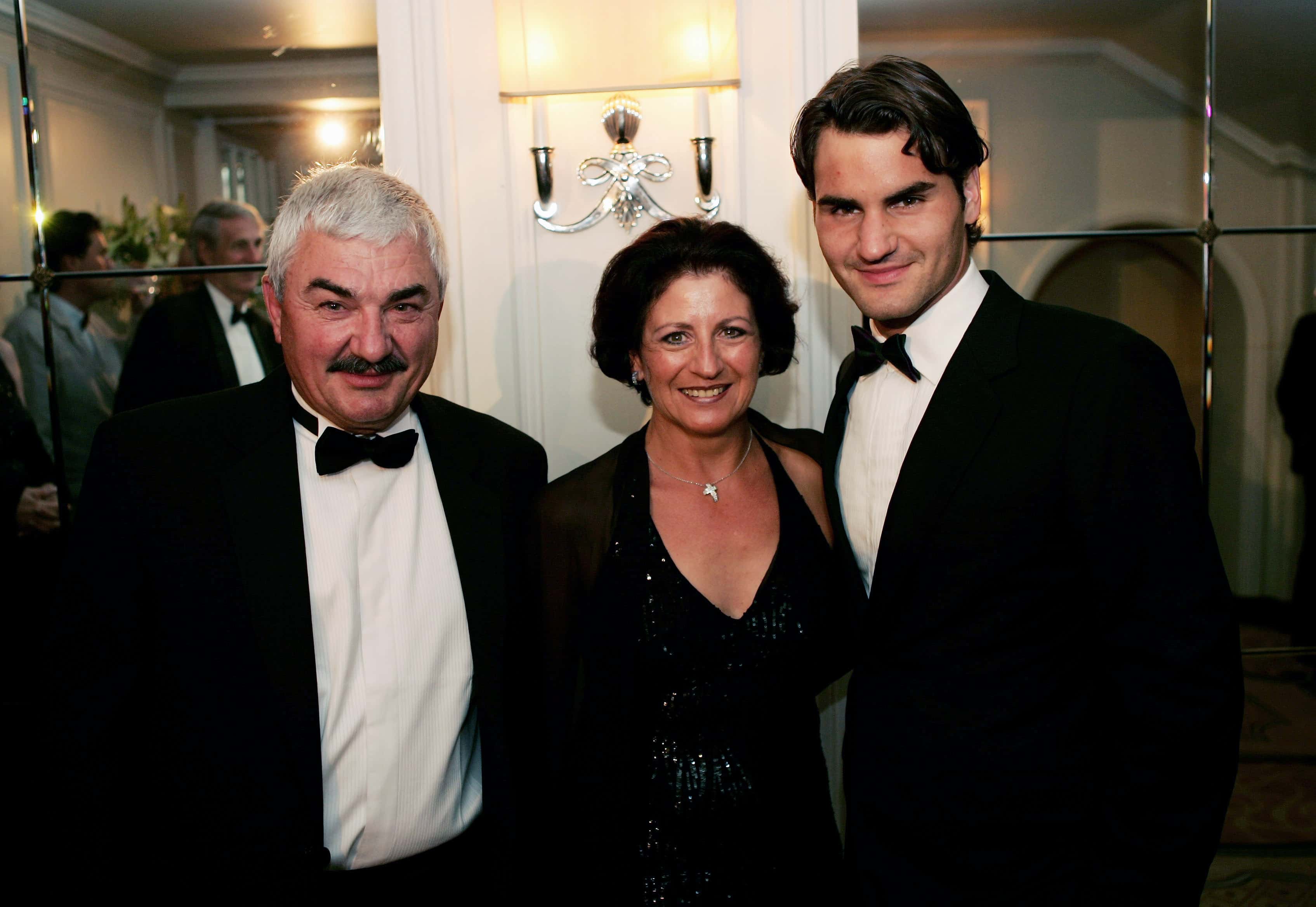 Federer poses for a photo with his mother, Lynettee Federer, and father, Robert Federer