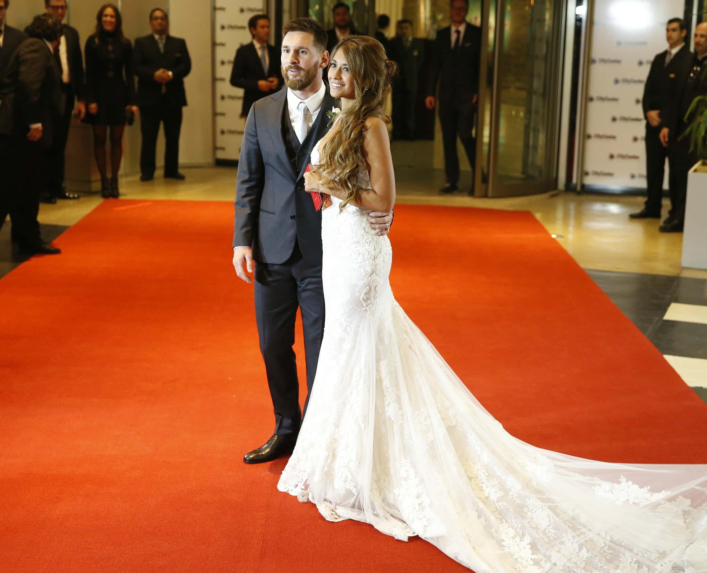 Lionel Messi and Antonela Rocuzzo pose for pictures