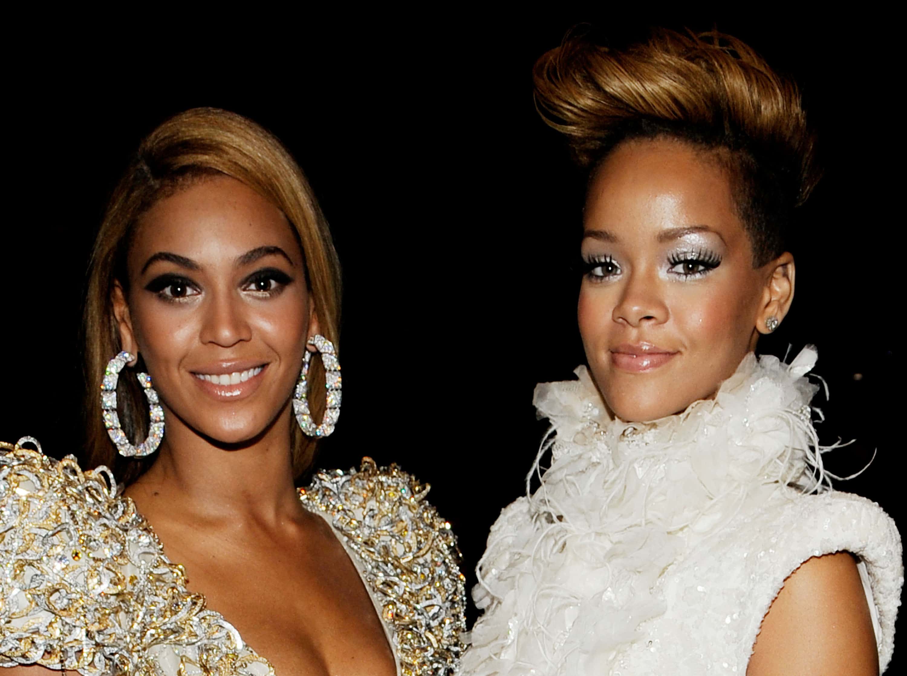 Singers Beyonce Knowles (L) and Rihanna (R)