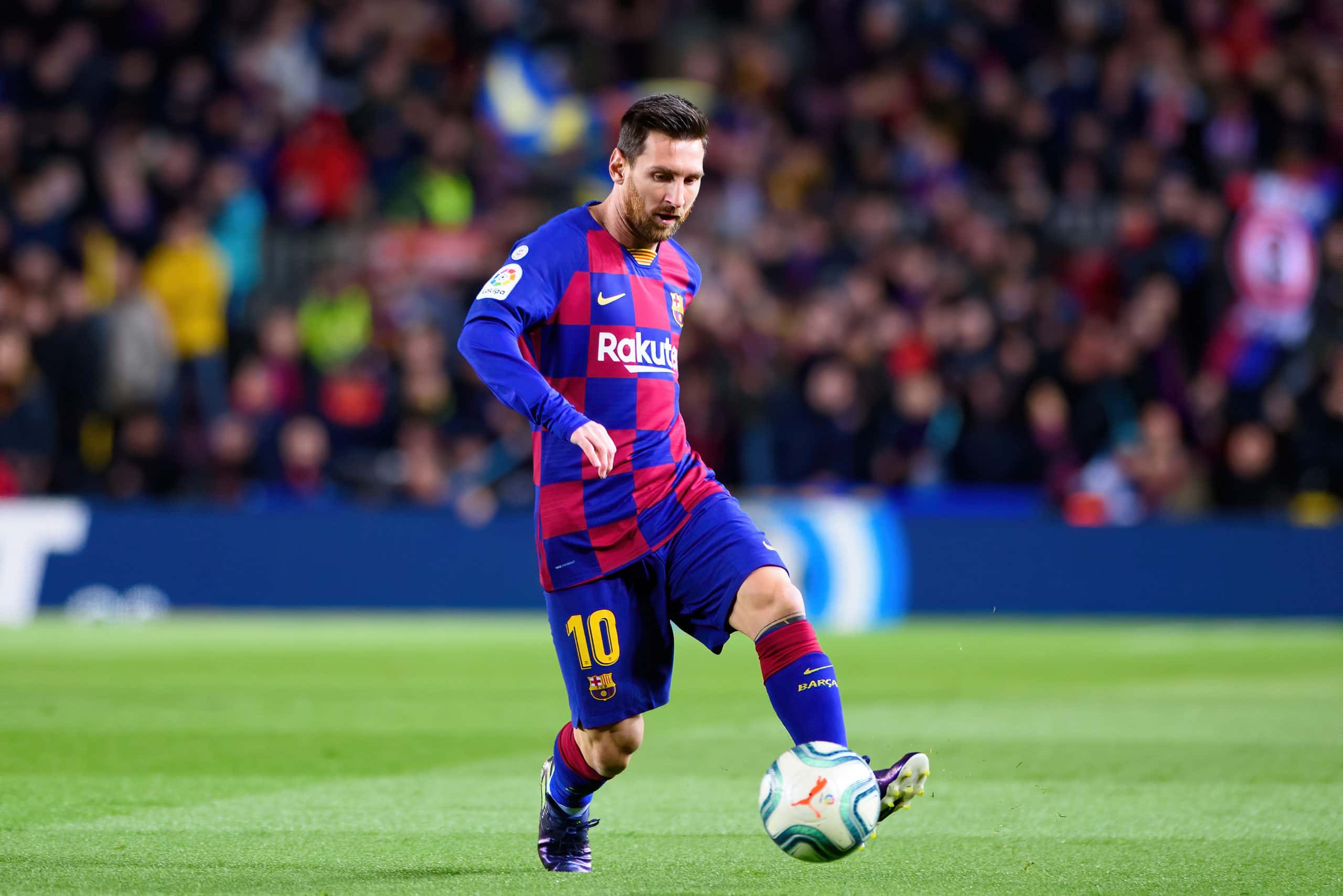 Messi plays at the La Liga match between FC Barcelona and Granada CF