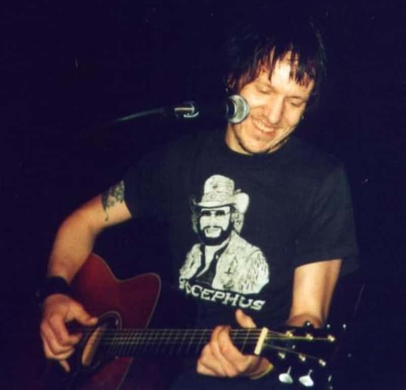 Elliott Smith on stage with his guitar