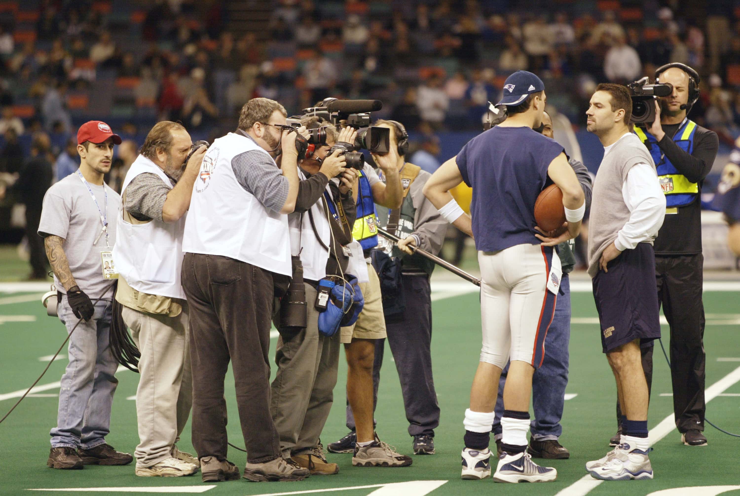 Kurt Warner #13 of the St. Louis Rams (R) and Tom Brady #12 of the New England Patriots