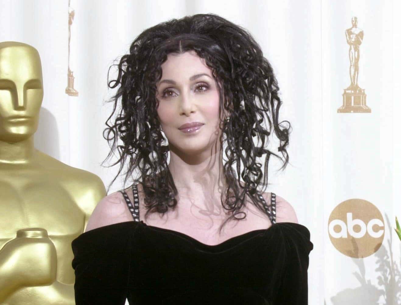 Cher poses backstage after presenting at the 72nd Annual Academy Awards