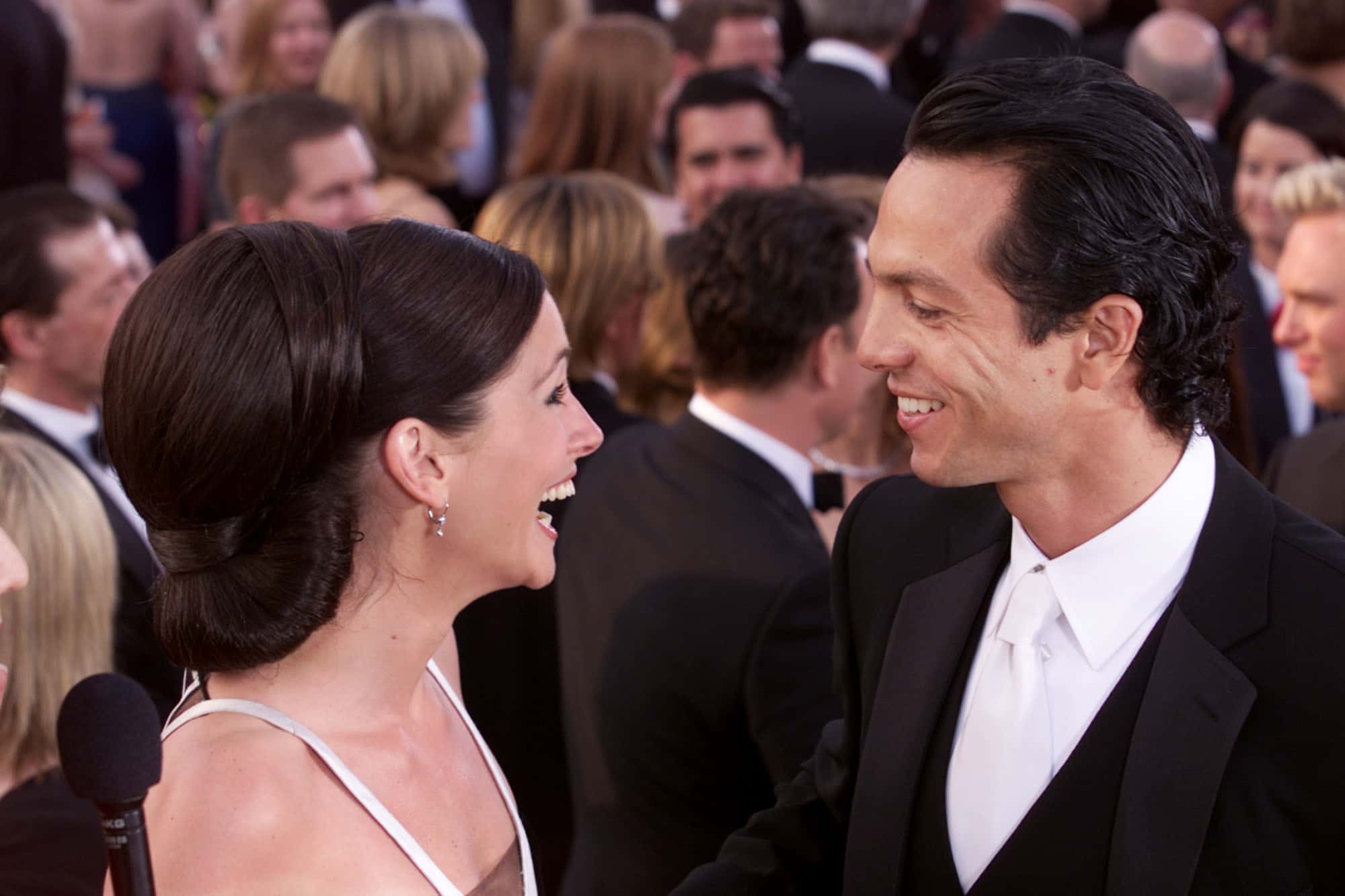 Julia Roberts and Benjamin Bratt smiling