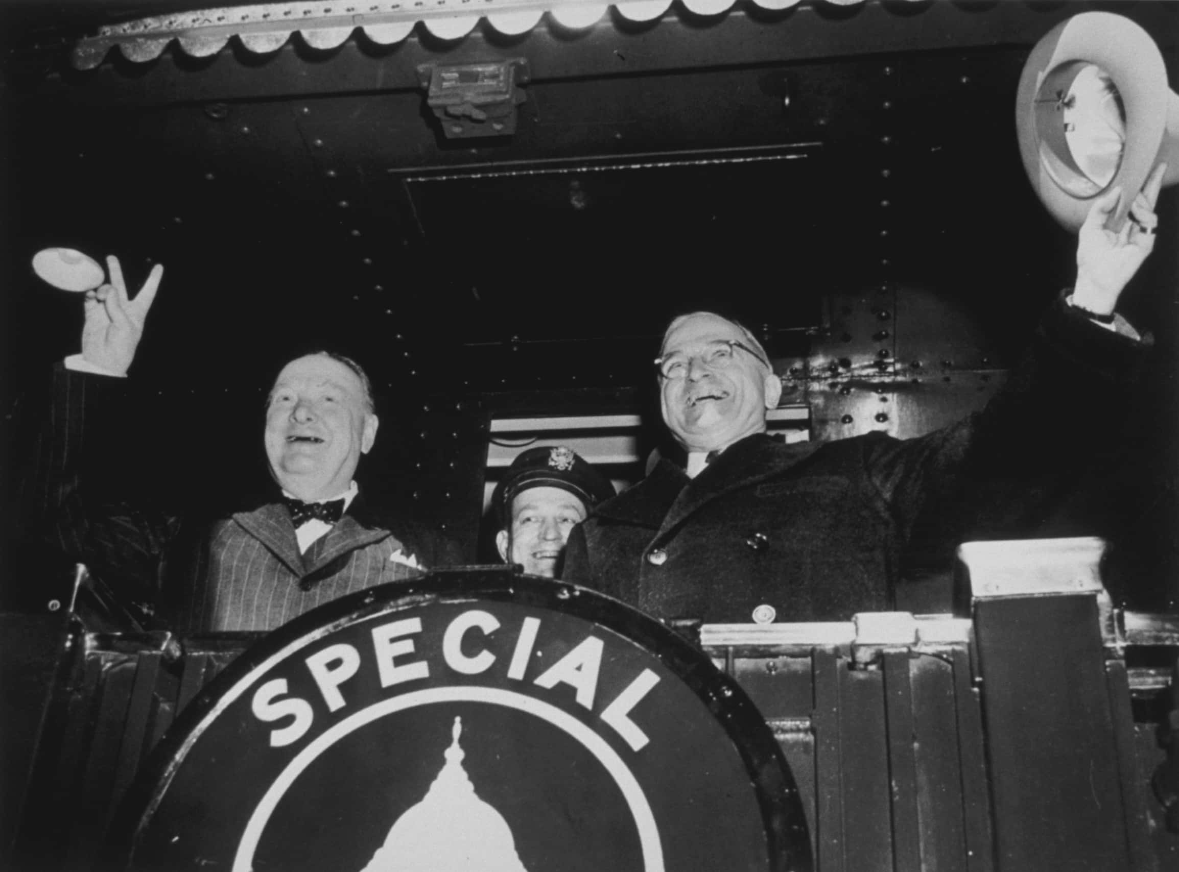 1 речь у черчилля в фултоне. Черчилль Фултонская речь 1946. Уинстон Черчилль 1946. Уинстон Черчилль в Фултоне.