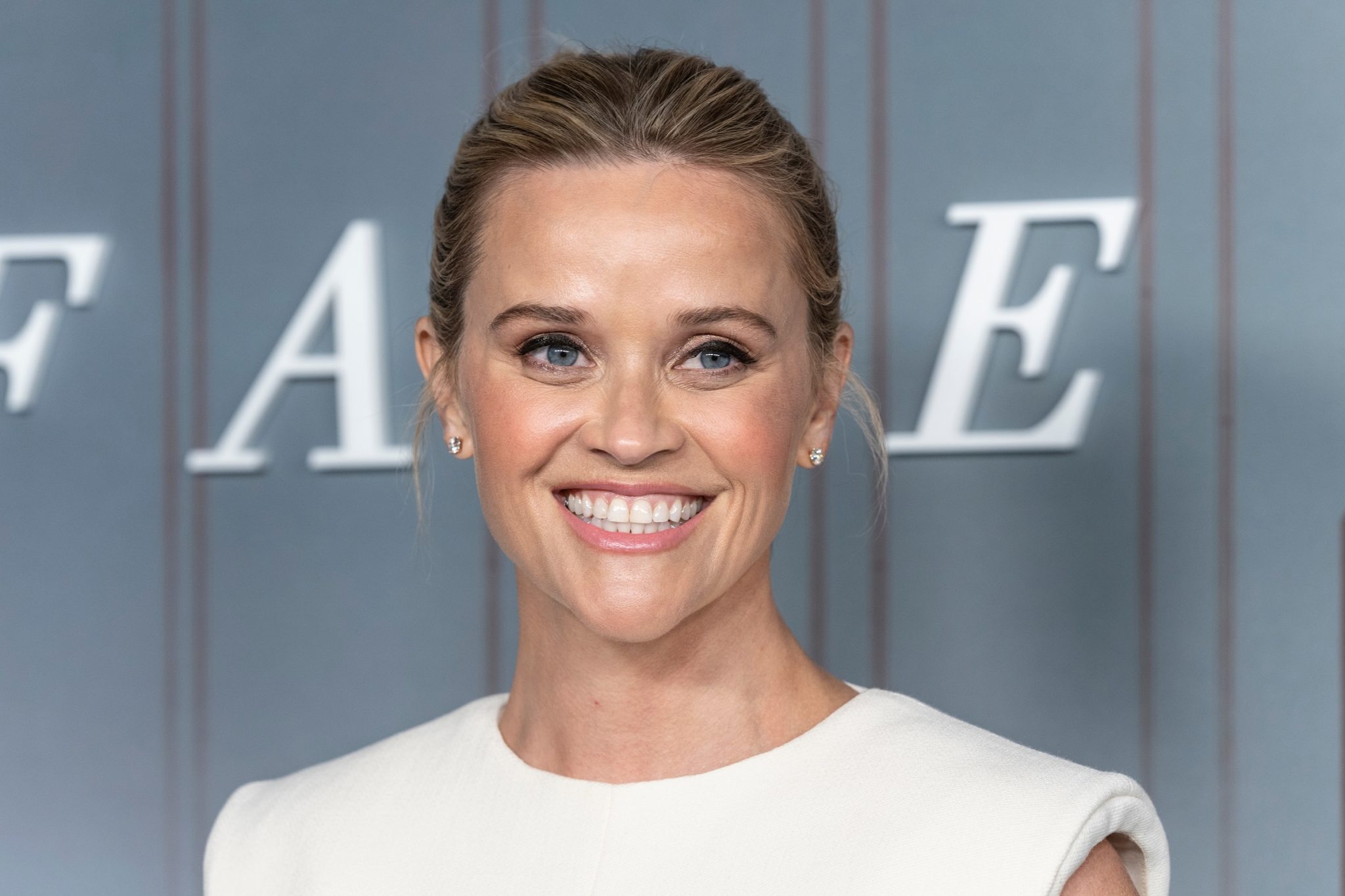 Reese Witherspoon wearing dress by Schiaparelli