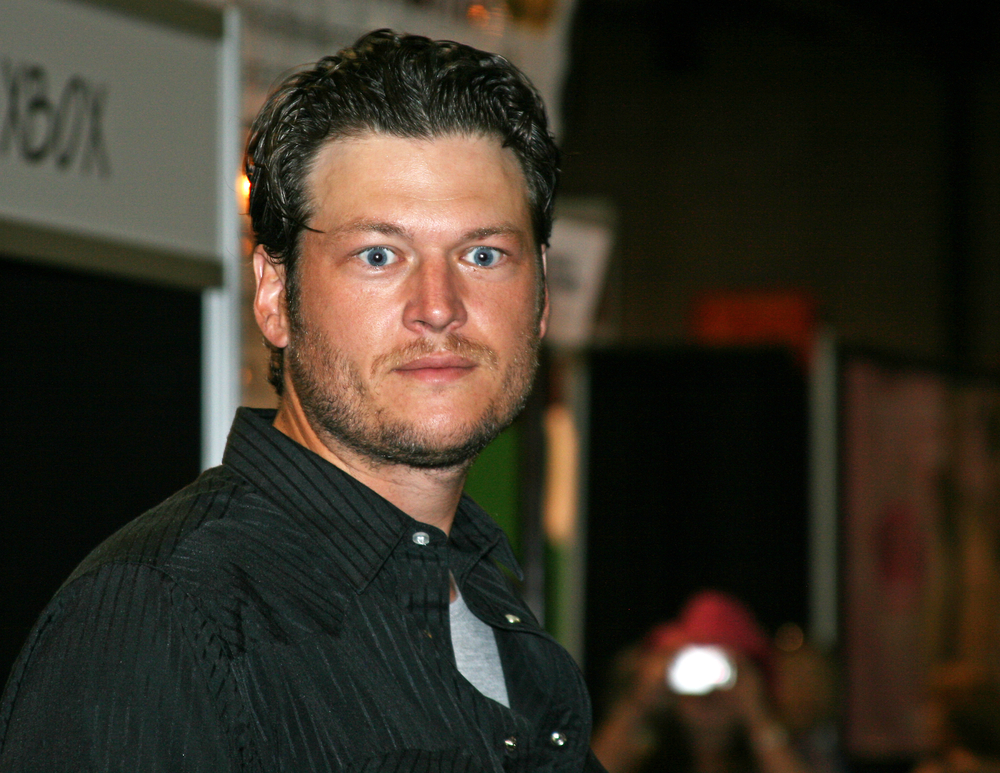 Country singer Blake Shelton signs autographs in the Nashville Convention Center during the CMA Festival June 11, 2009 in