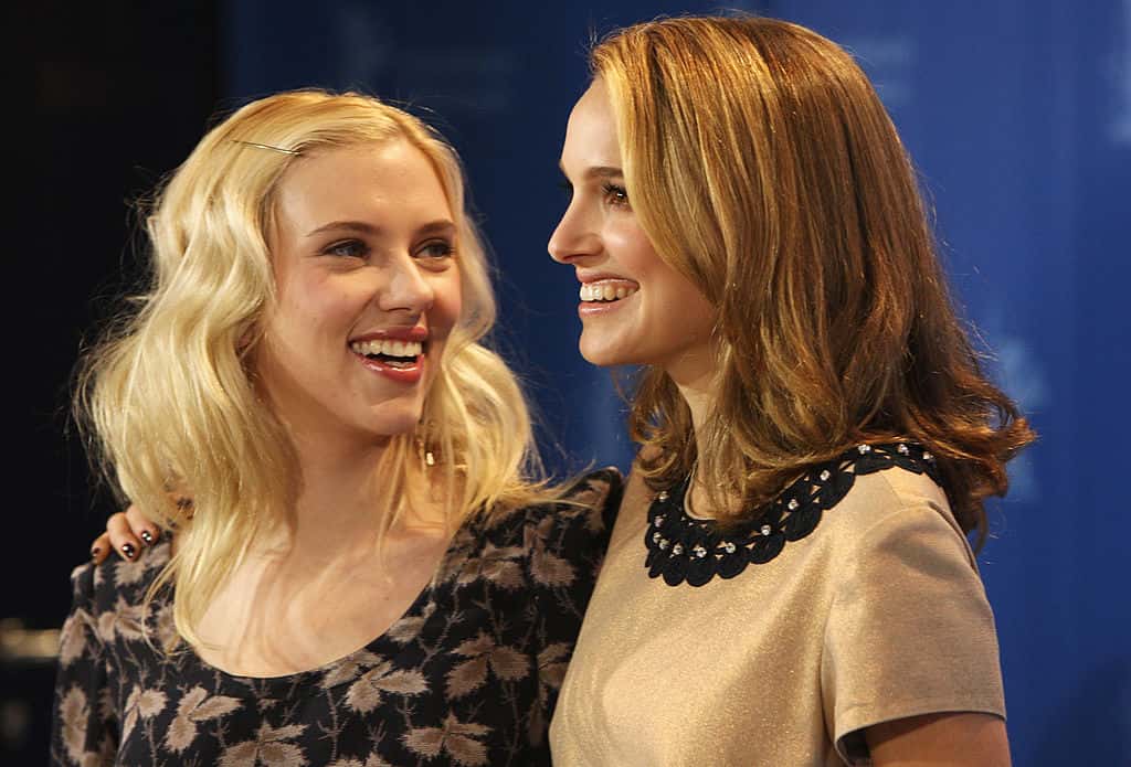Actresses Natalie Portman (R) and Scarlett Johansson attend the 'The Other Boleyn Girl' Photocall