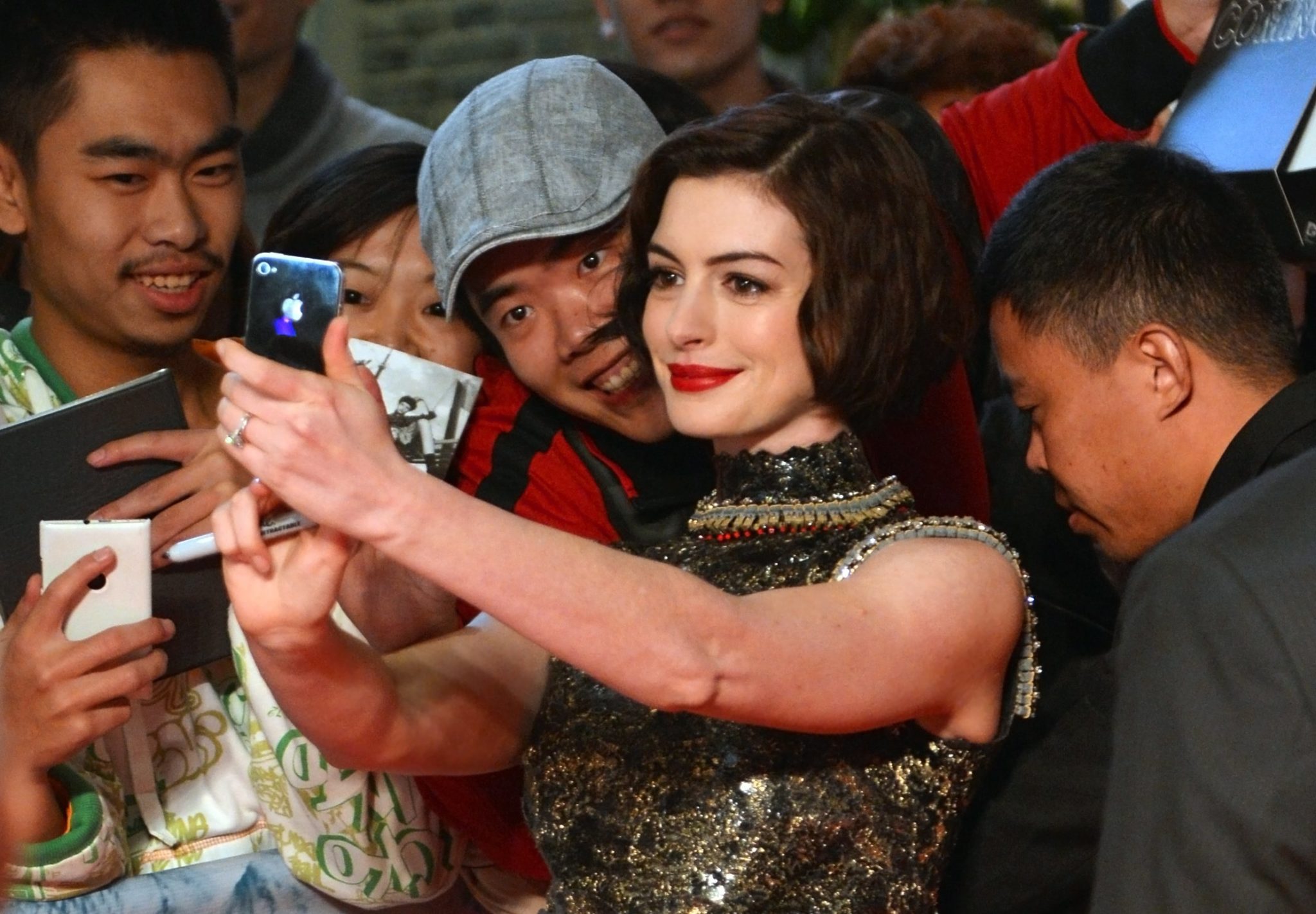 Anne Hathaway poses for selfie with happy fans