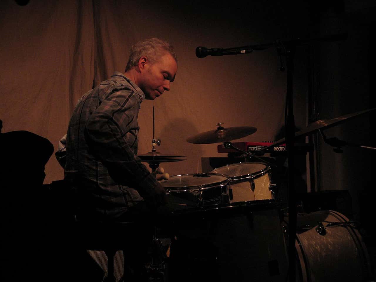 Damon Krukowski drumming for Richard Youngs at a concert