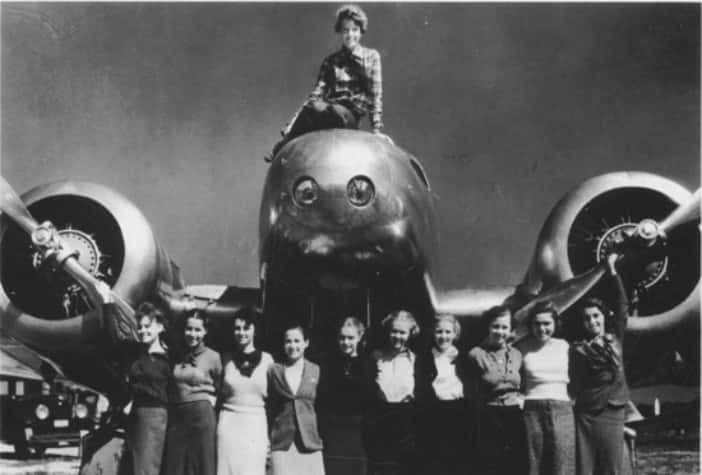 Amelia Earhart posing with other women