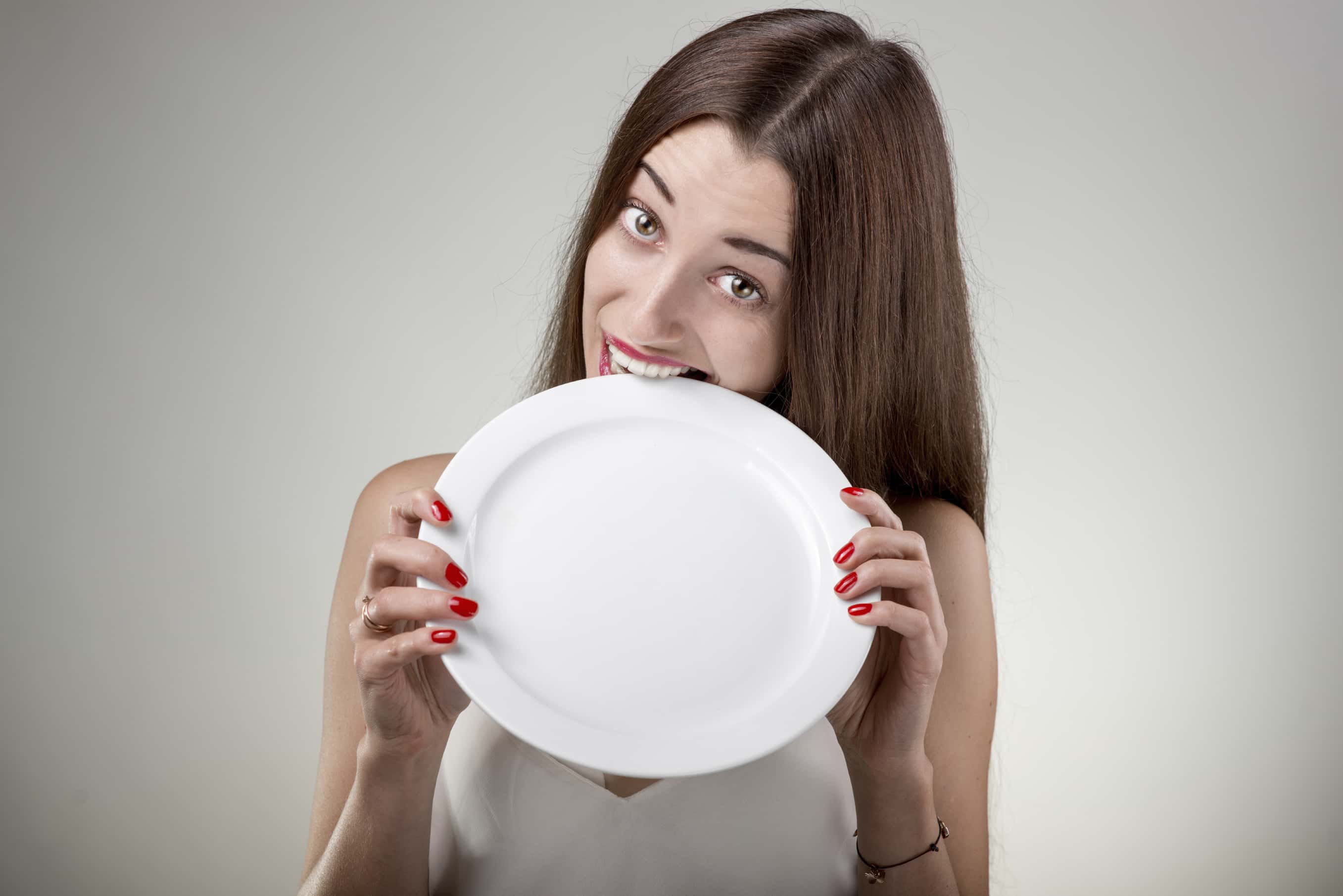 Боюсь голода. Девушка с тарелкой. Человек с тарелкой. Девушка держит в руках тарелку. Девушка с пустой тарелкой.