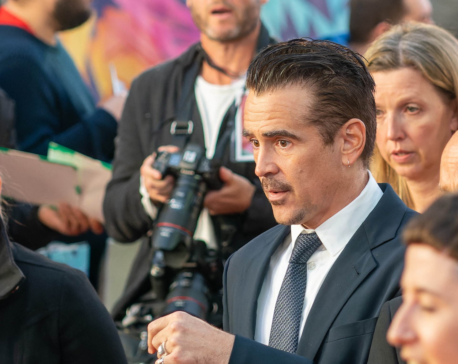 Colin Farrell talking to the fans at the red carpet