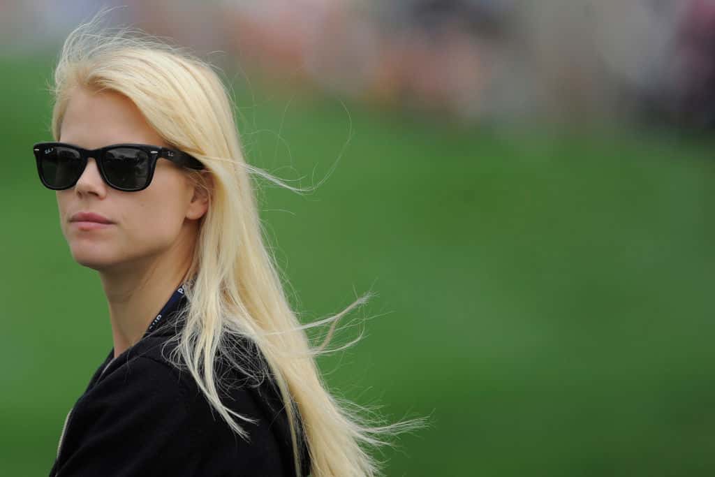 Elin Woods watches Tiger Woods from the gallery