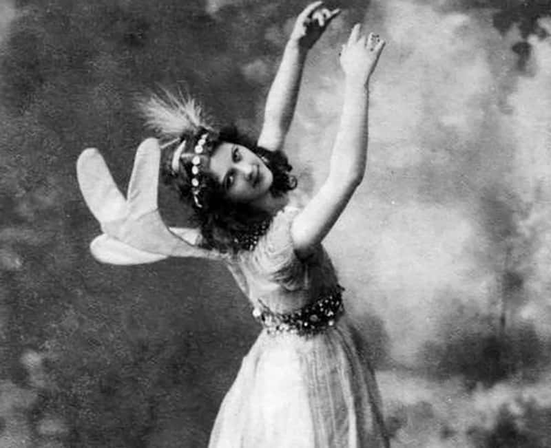 Femmes Fatales facts