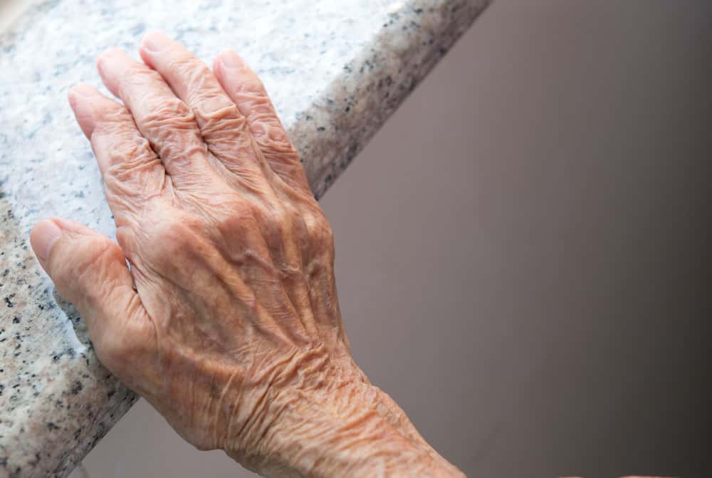 Shutterstock-122076382 old hand