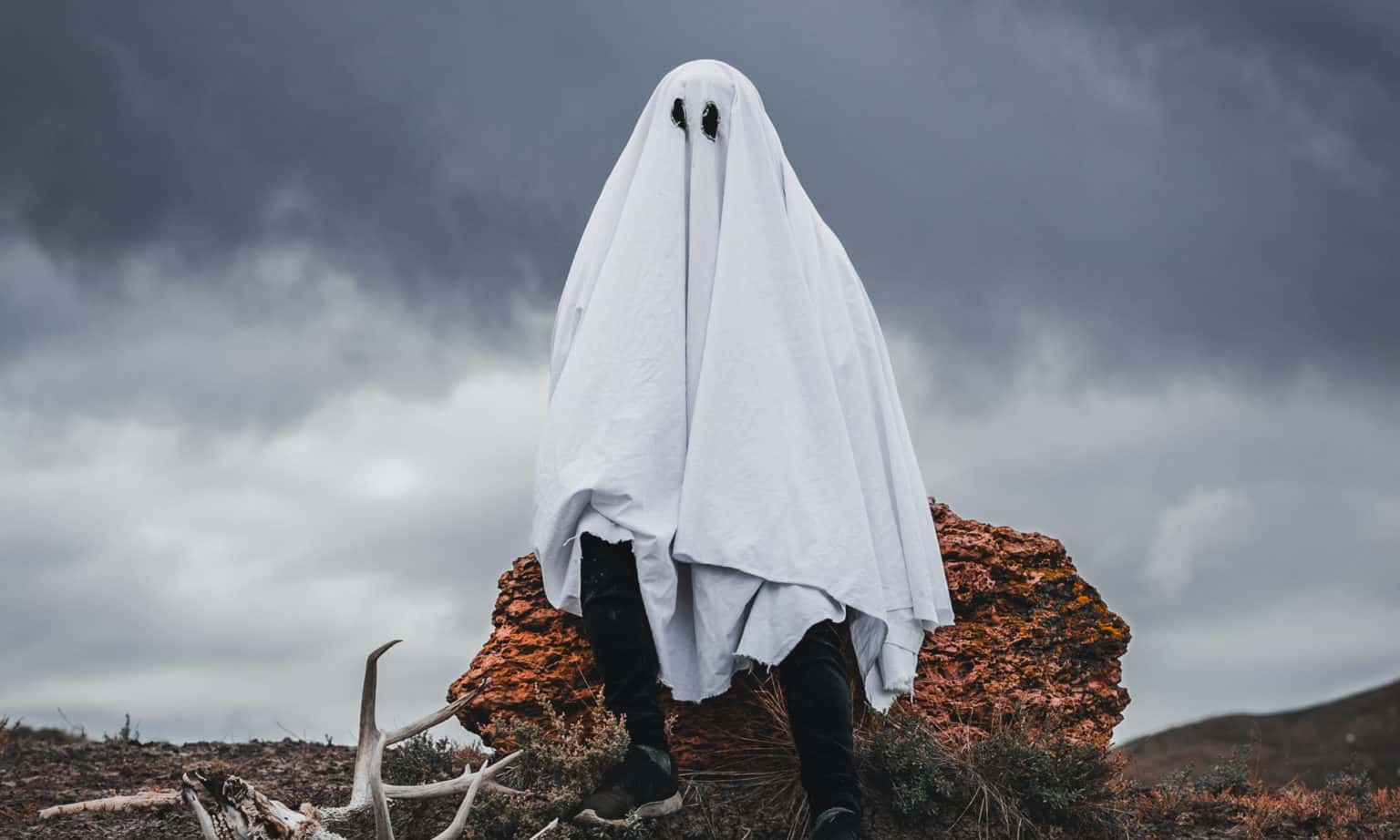 42 Utterly Chilling Facts About Famous Real-Life Ghosts