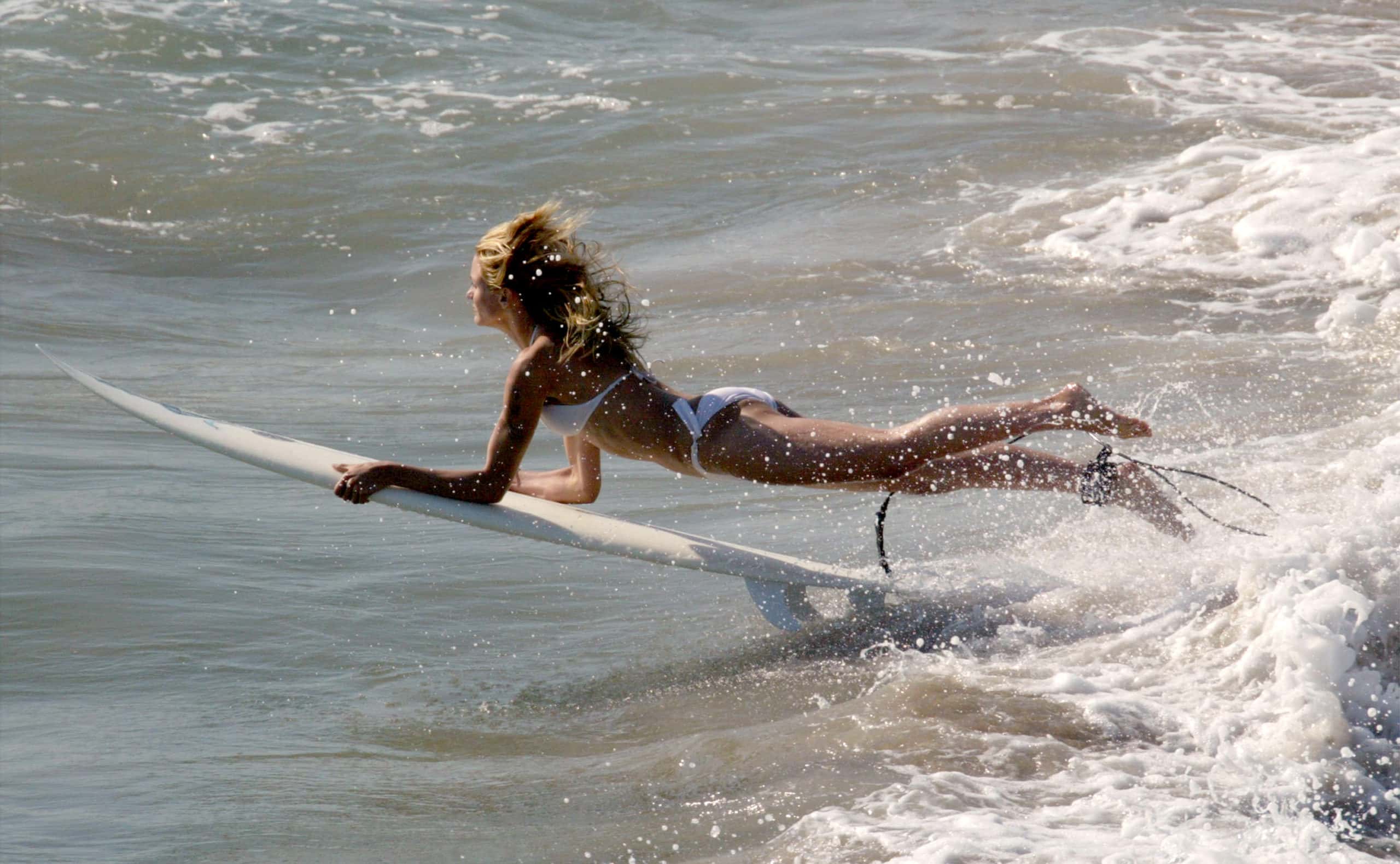 Cameron Diaz surfs on the set