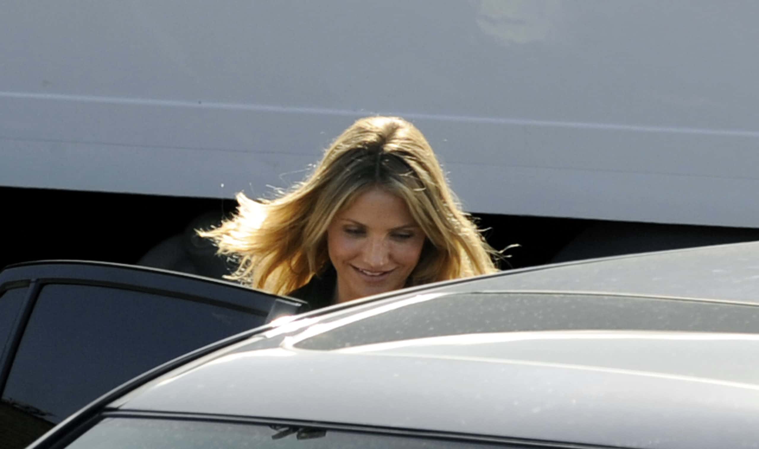 Cameron Diaz gets into her car