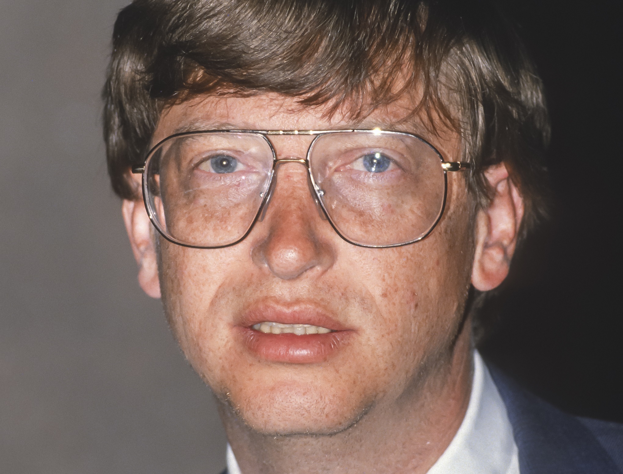 Bill Gates in blue suit and white shirt looking at camera - 1993