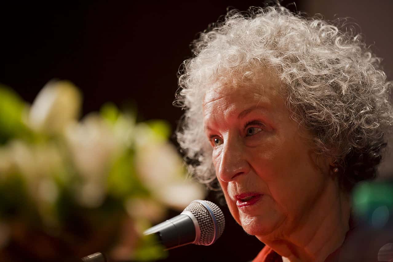 The writer Margaret Atwood gave an interview with Alberto Manguel at the National Library