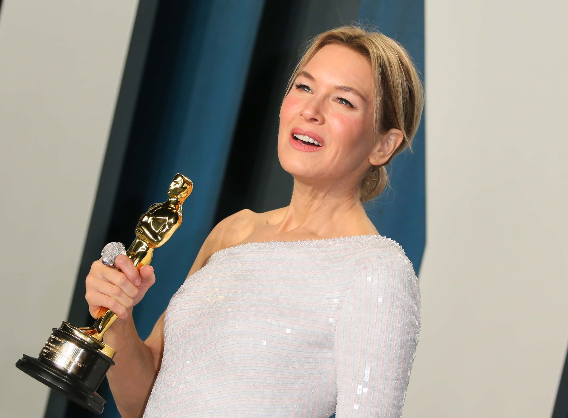 US actress Renee Zellweger holds her Oscar