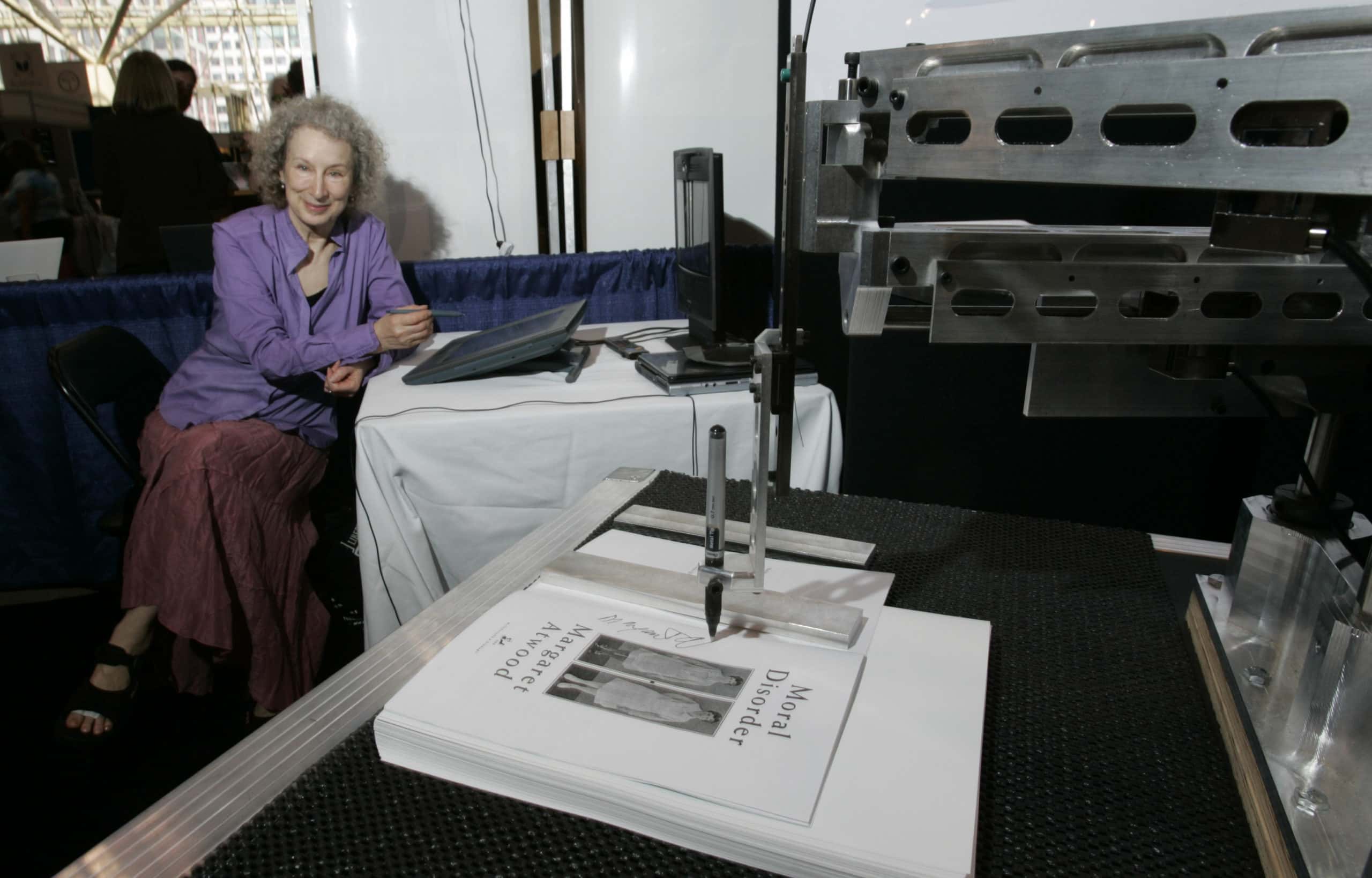Margaret Atwood uses her LongPen invention for signing books