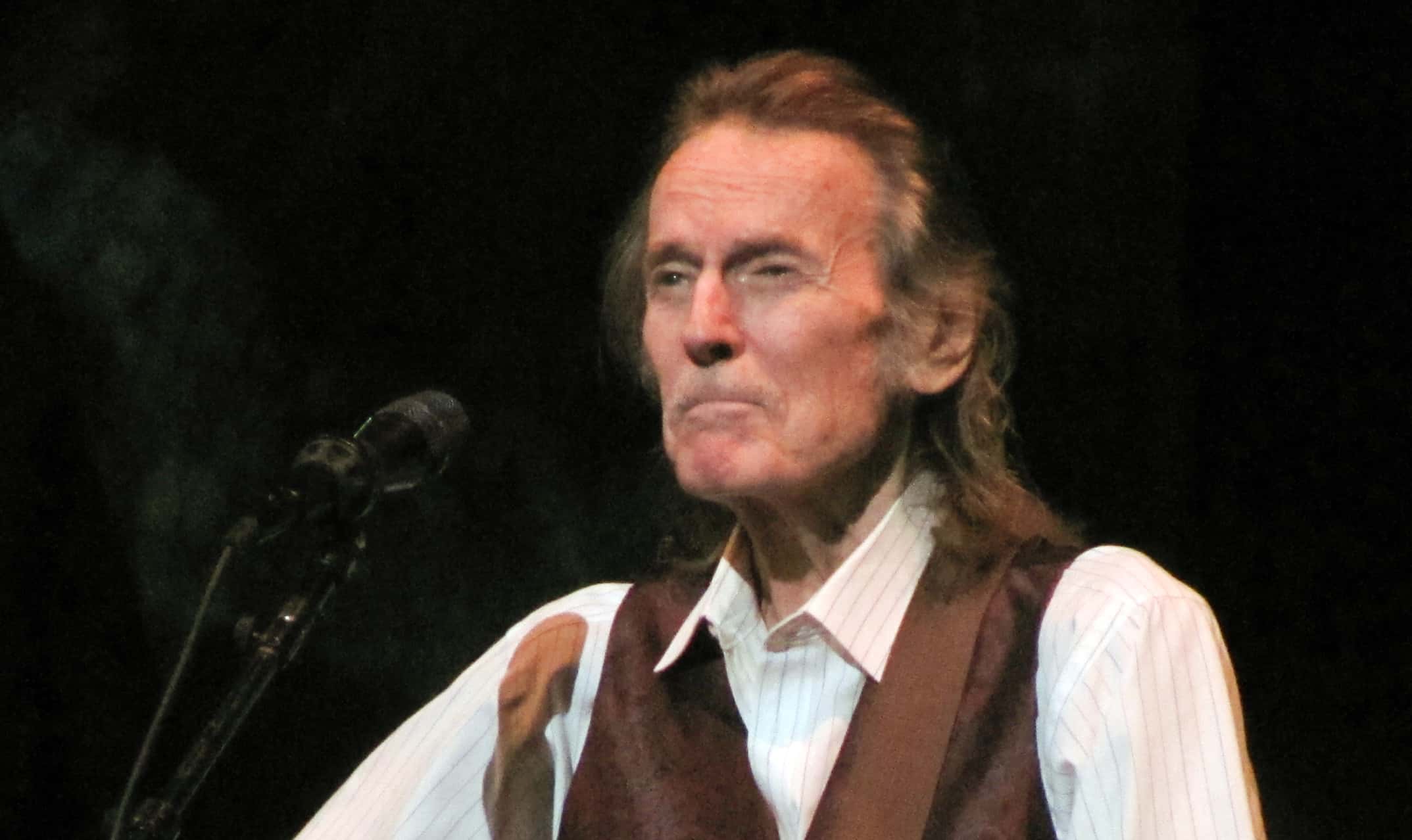 Gordon Lightfoot performing