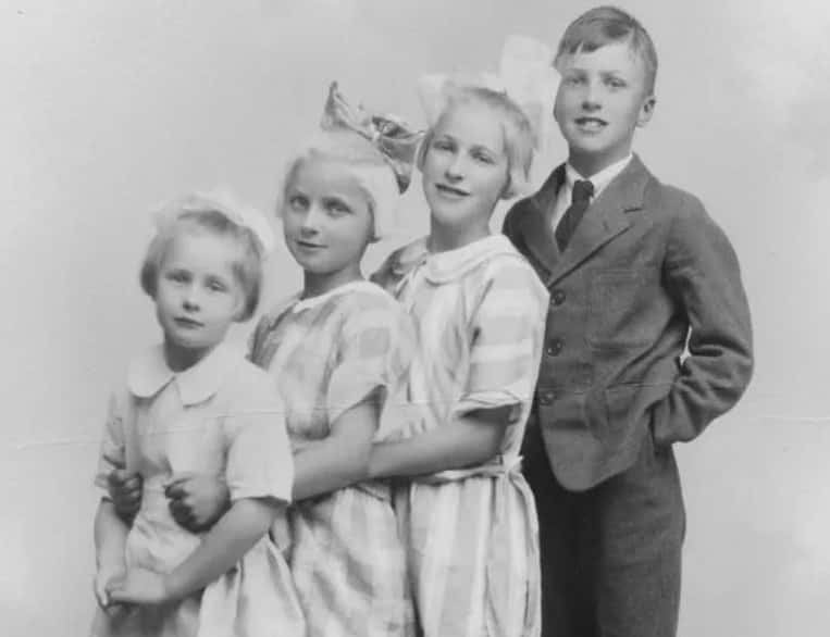 Dahl at age 10 with his sisters Alfhild, Else and Asta. Cardiff, 1927.