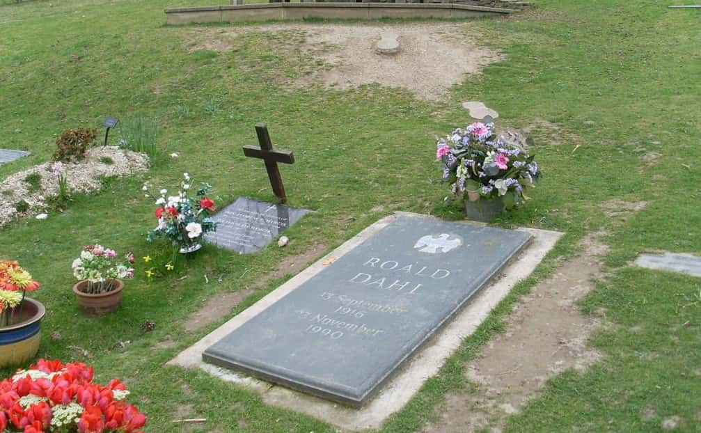Roald Dahl's Grave and Memorial Seat, Great Missenden