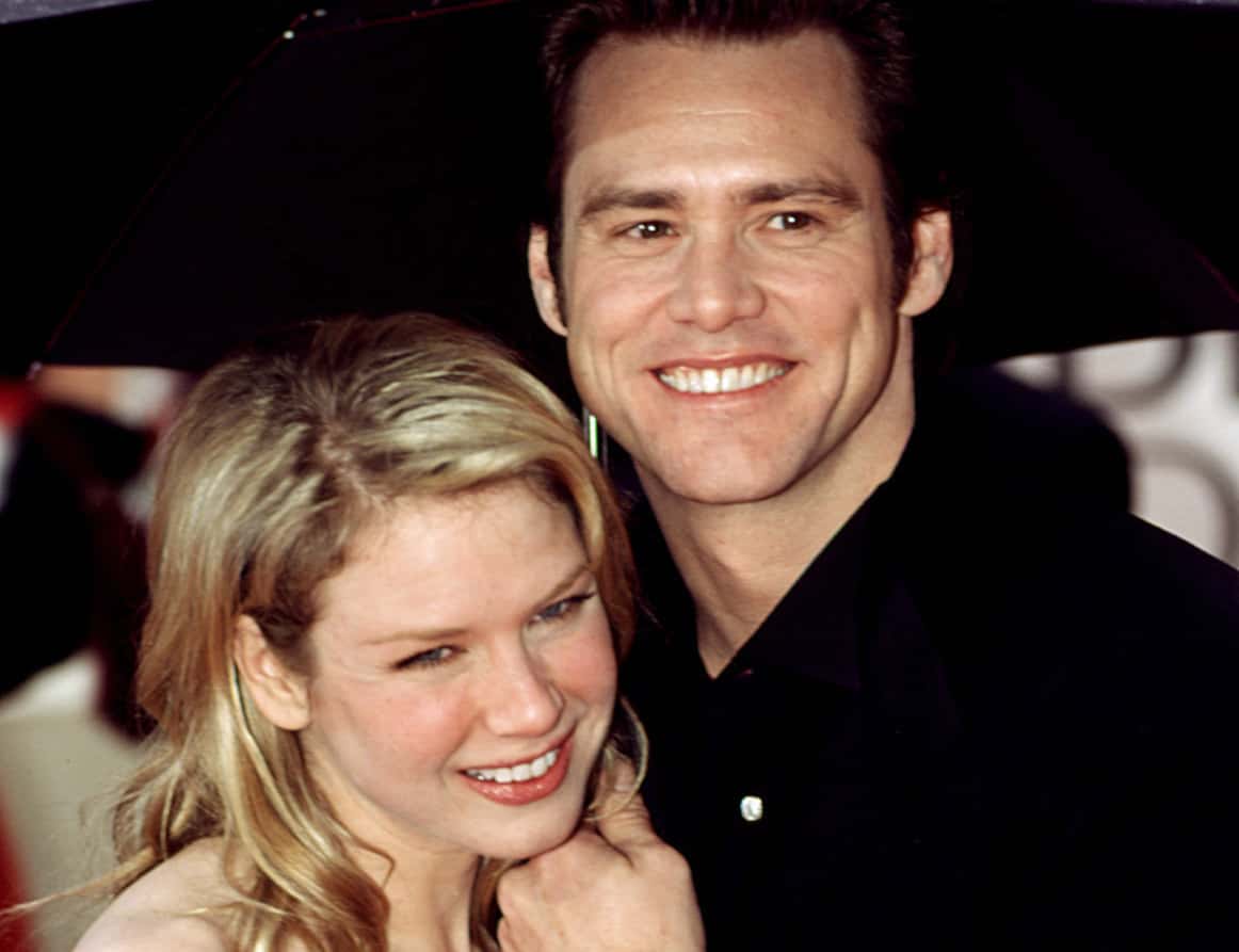 Renee Zellweger and Jim Carrey under an umbrella