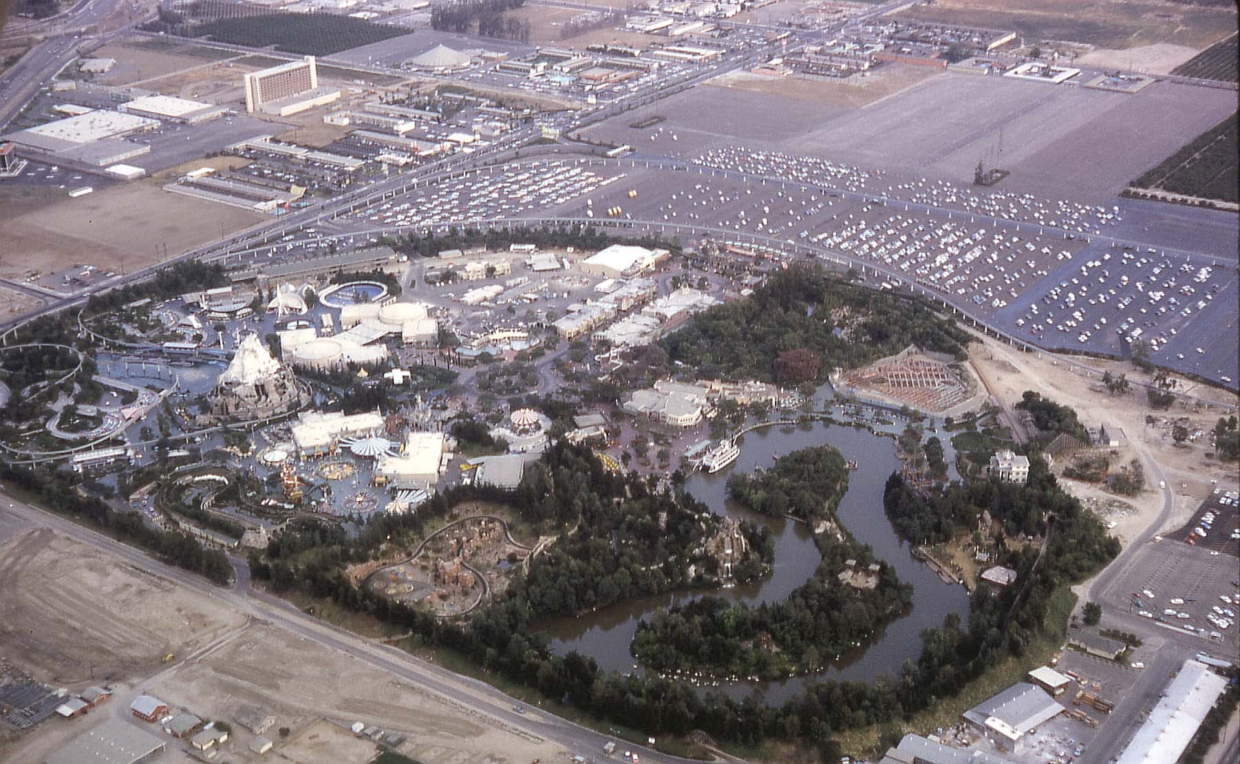 6308-AnaheimDisneyLand-NW_to_SE_Viewwiki
