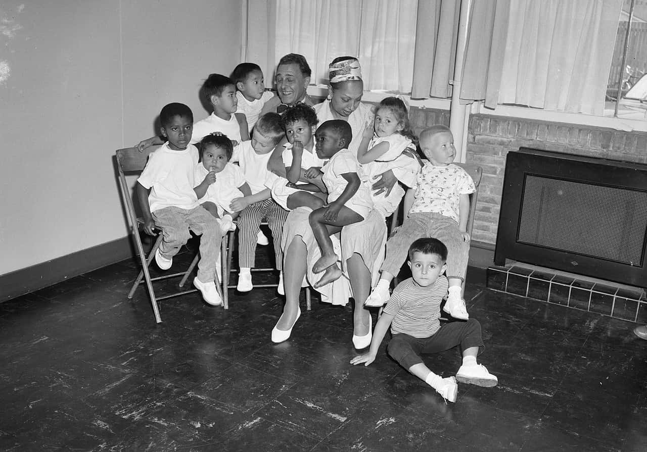 Josephine Baker with her 10 children visits Rotterdam