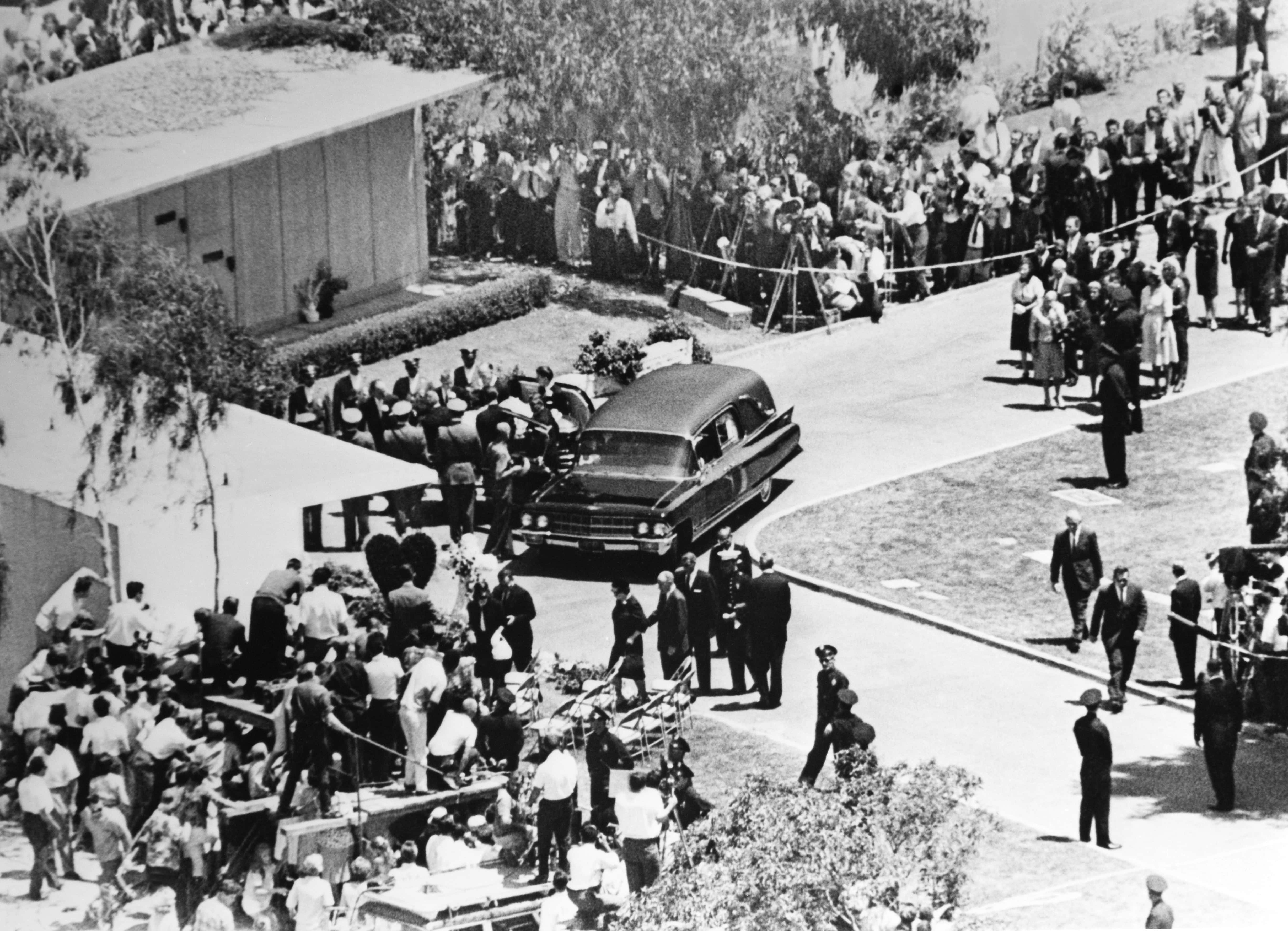 Usa, Crowd Attending The Funeral Of Marilyn Monroe. August 14Th 1962.