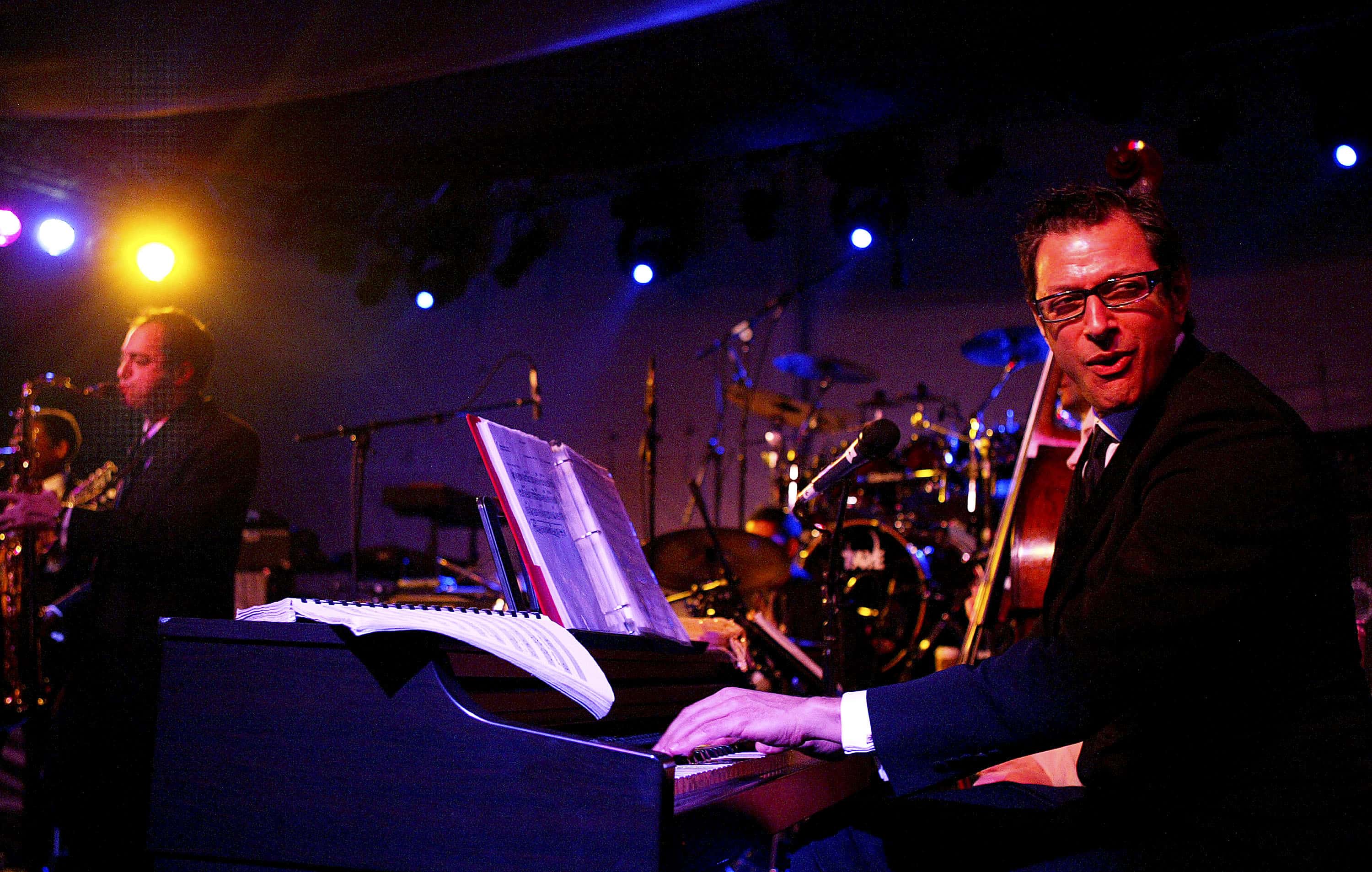 Actor Jeff Goldblum performs at the Hollywood awards night viewing dinner and party 2004
