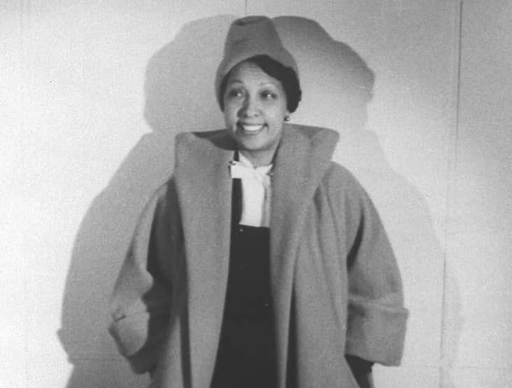 Josephine Baker 1949 in large coat