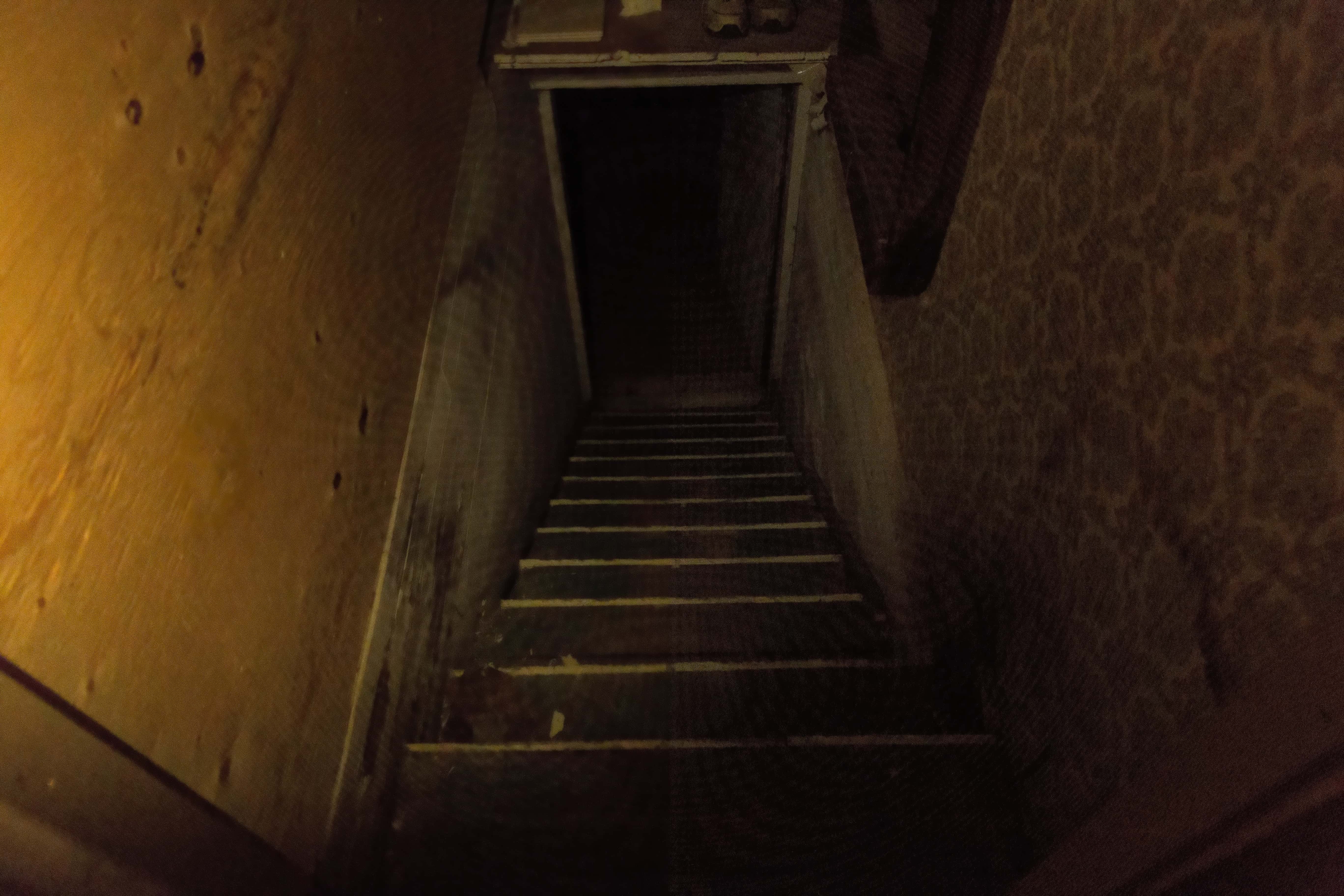 Ужасны лестницы. Лестница в темный подвал. Страшная лестница. Страшный погреб.