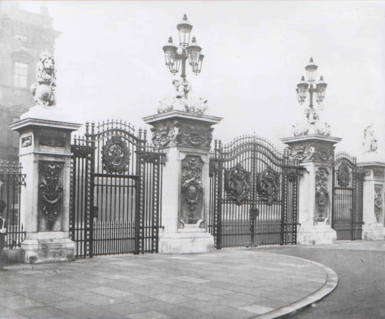 Buckingham_Palace_Gates._London._1905.jpg