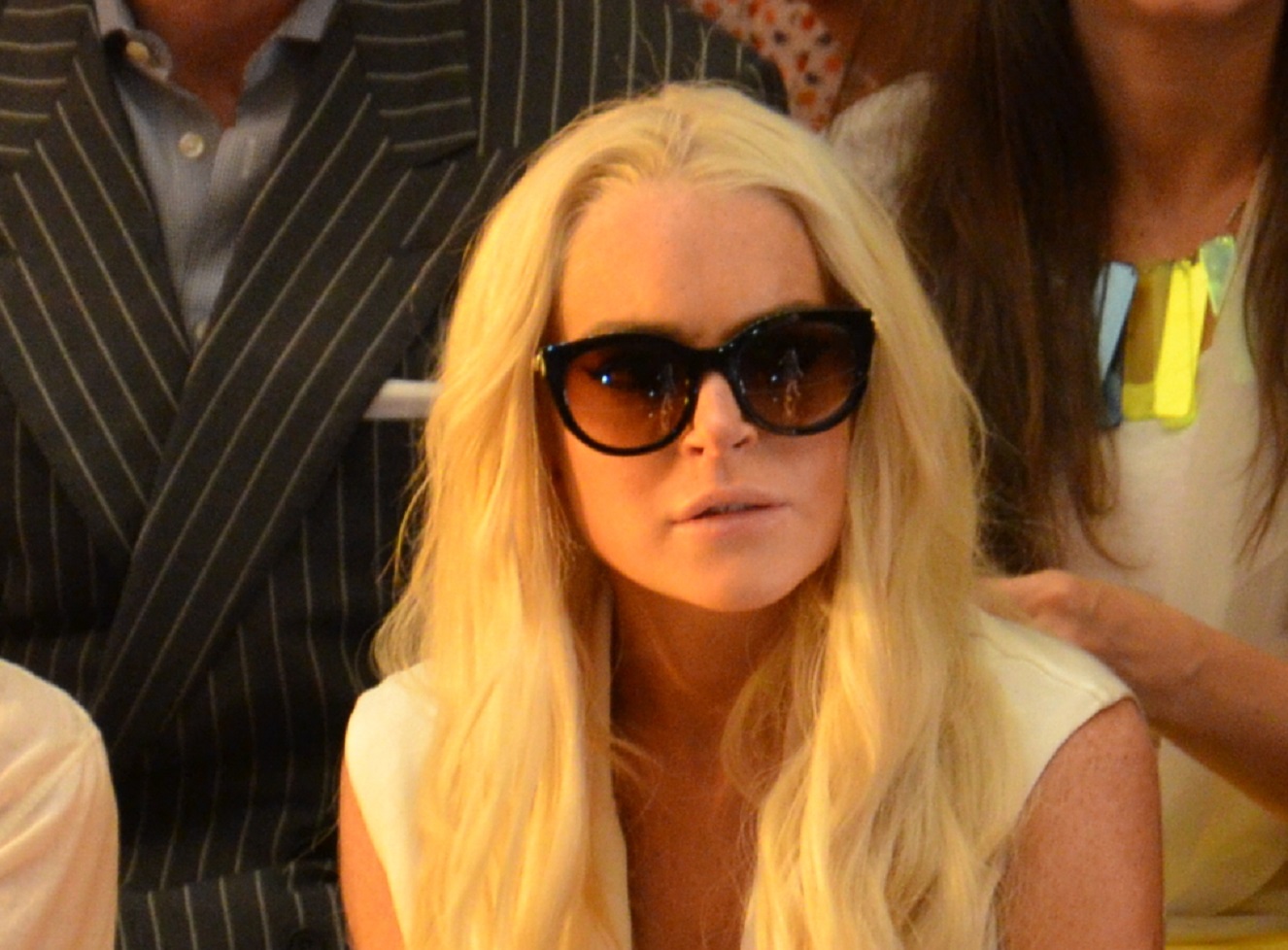 Photo of Lindsay Lohan with blonde hair wearing sunglasses