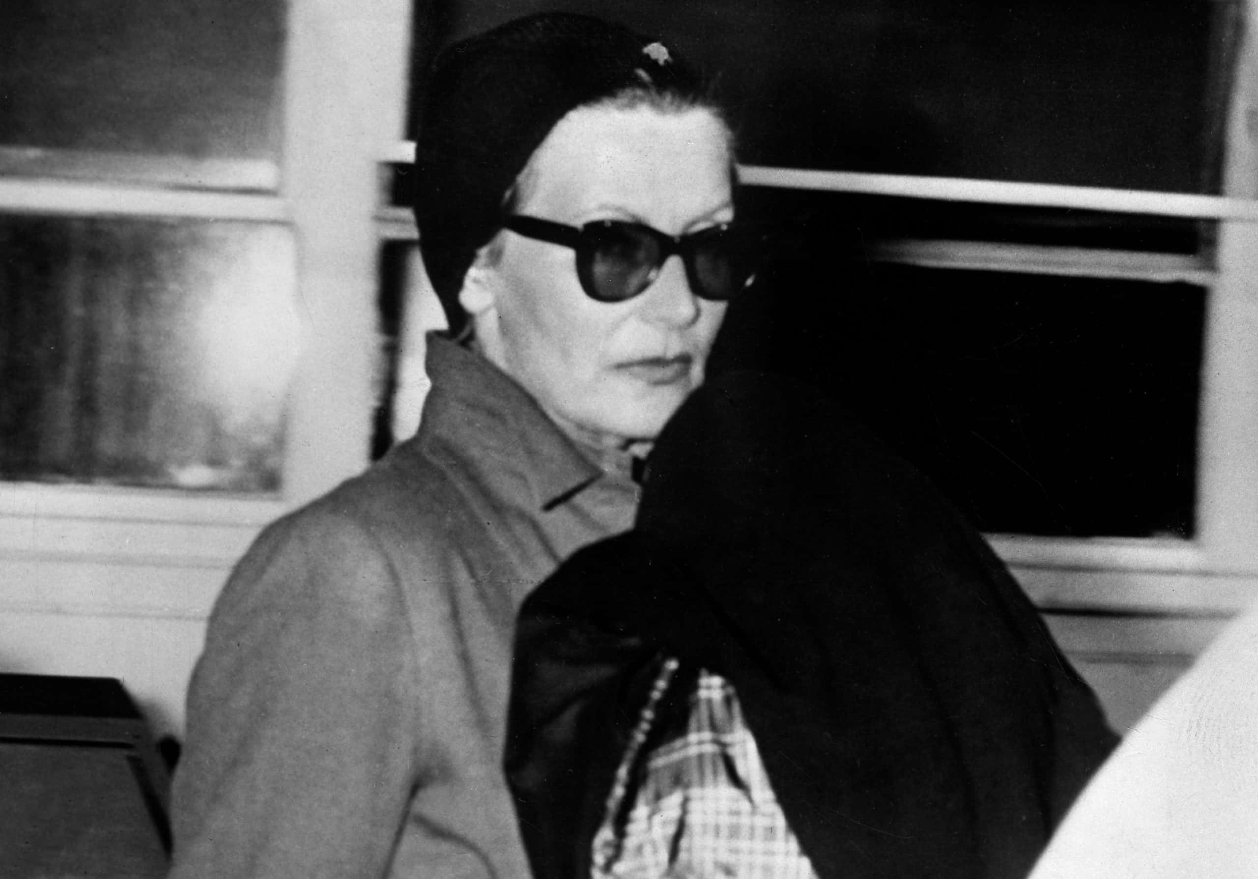 Greta Garbo disguised with sunglasses in New York- 1955