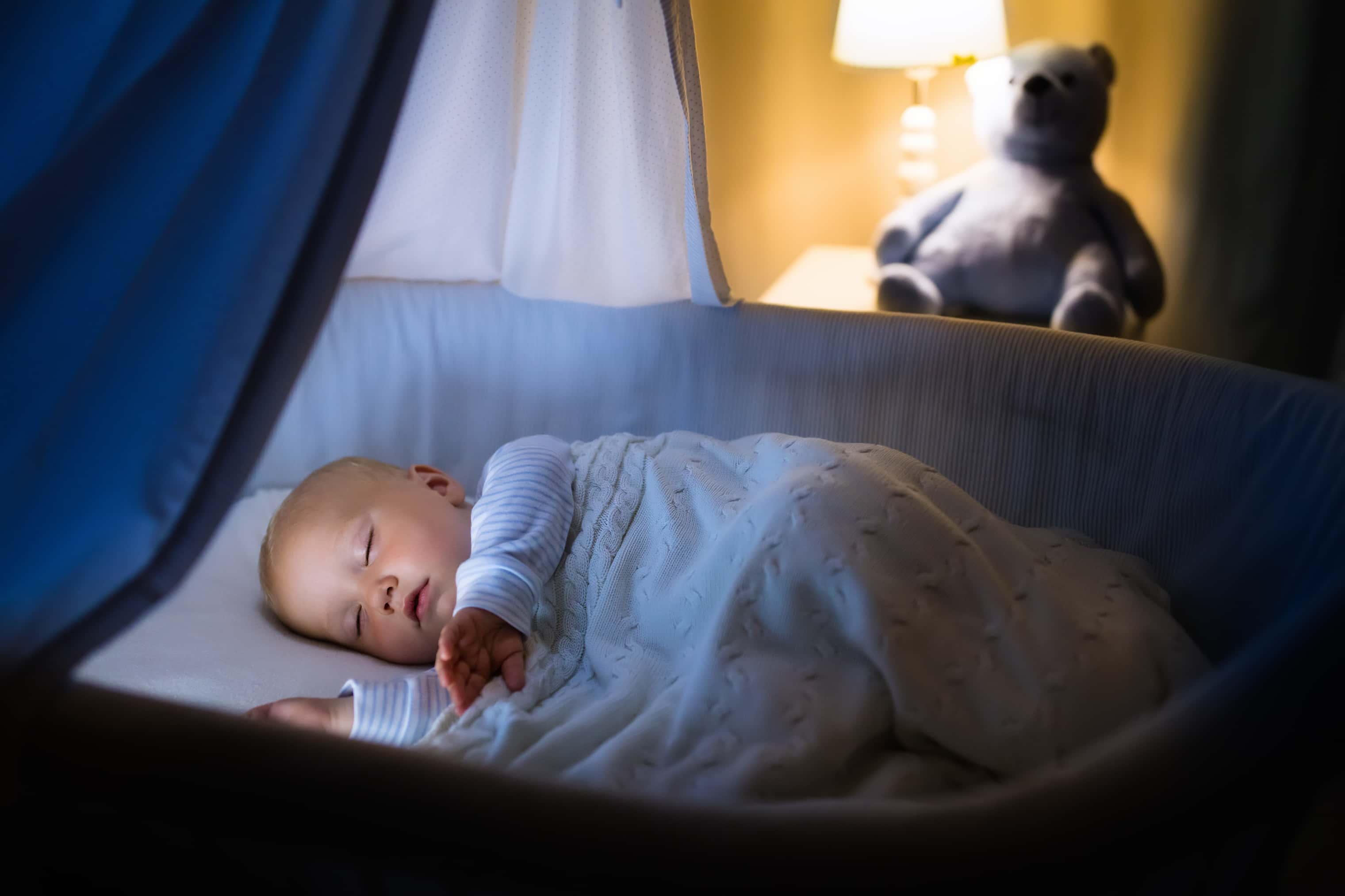Дети считают что взрослые спать. Ребенок в кроватке. Спящий ребенок. Младенец в кроватке.
