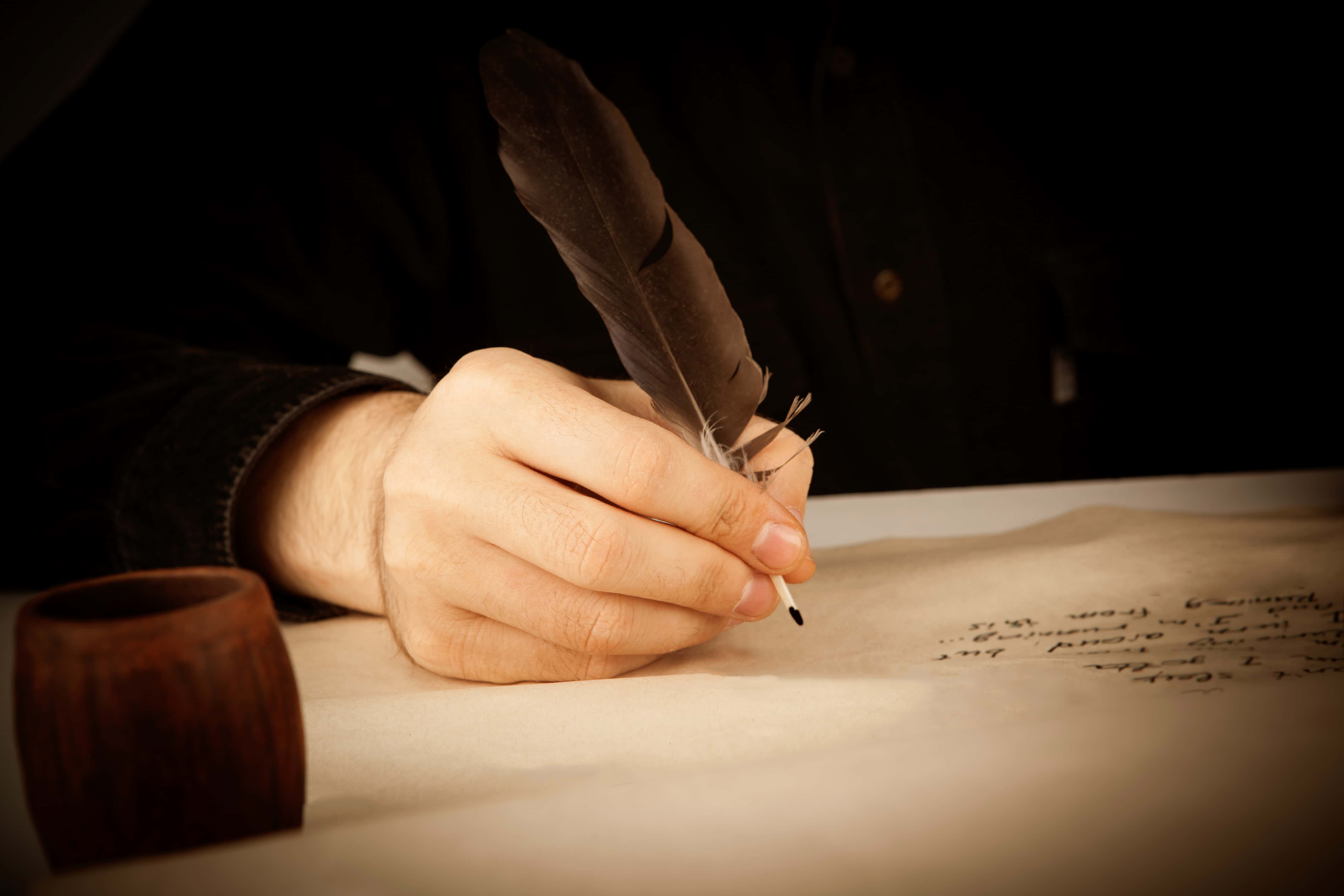 В каком времени писать пишет писатель. Рука с пером. Писатель с пером в руке. Мужская рука с пером. Перо писать.