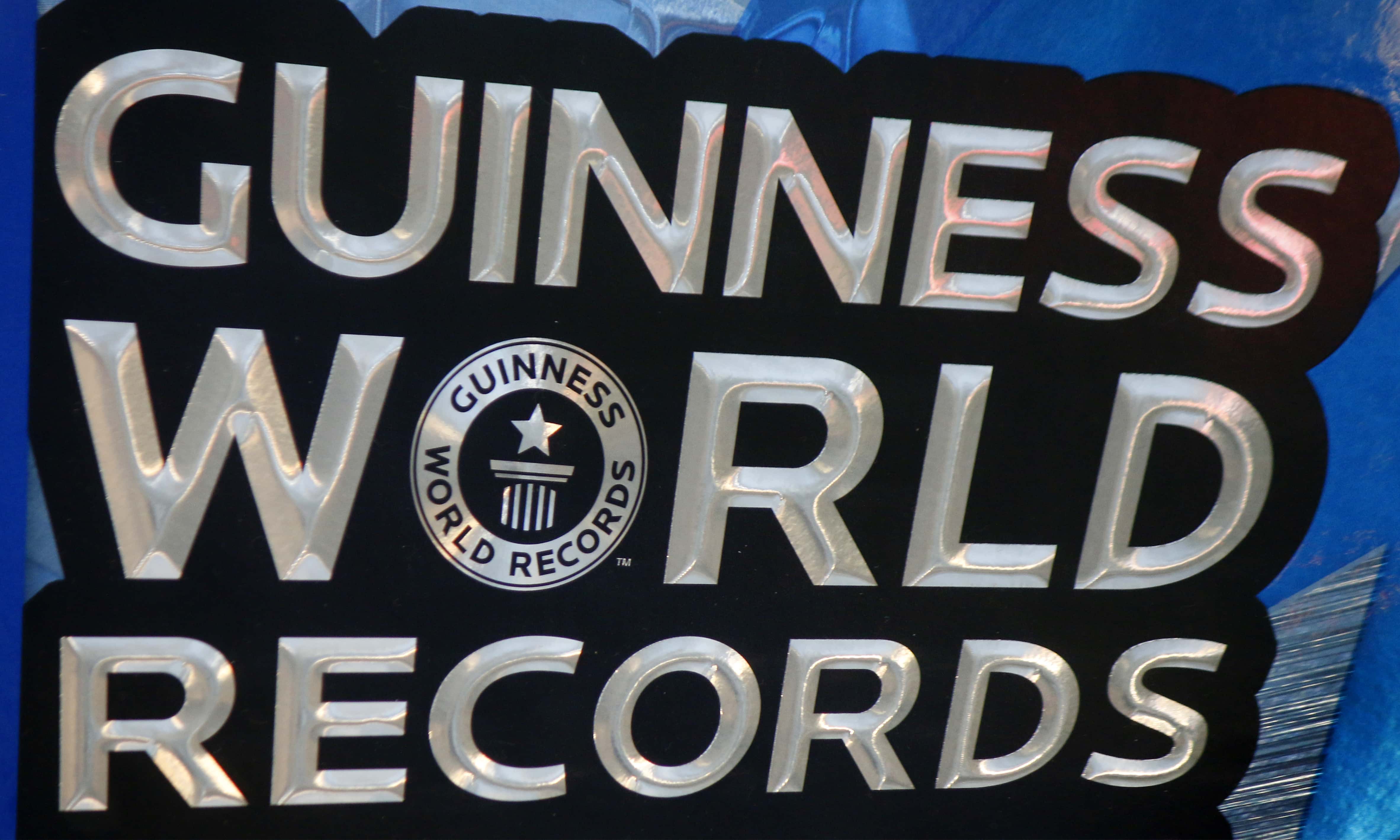 Книга мировых рекордов. Книга рекордов Гинееса. Гиннесс мировые рекорды книга. Книга рекордов Гиннесса обложка. Книга рекордов Гиннесса картинки.