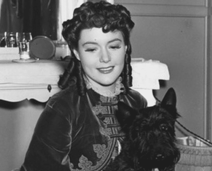 Lillian Gish, Barbara O'Neil in black dress